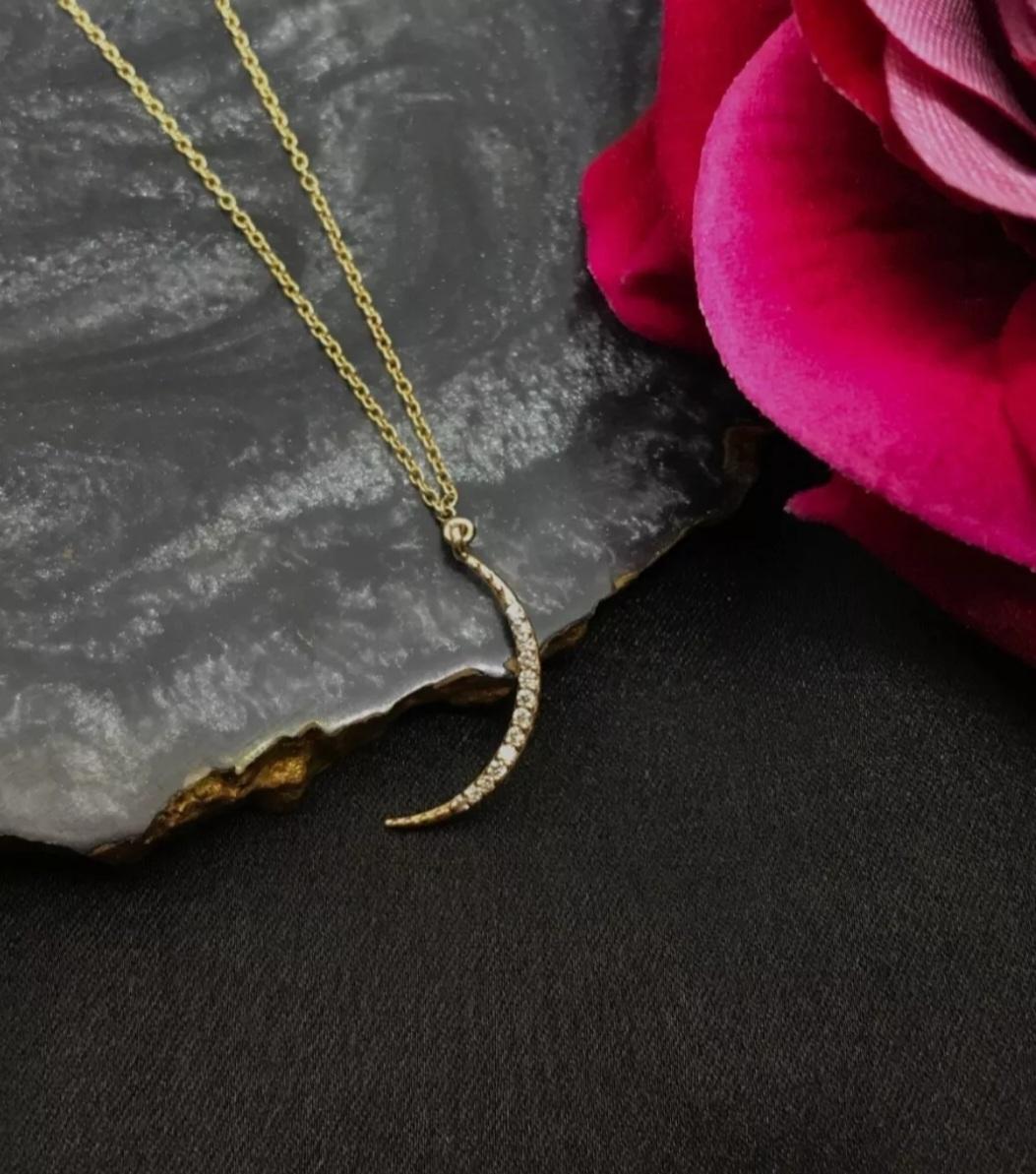 Collier minimaliste de lune en or jaune 14 carats et diamants pour femmes, cadeau deanniversaire en vente 1