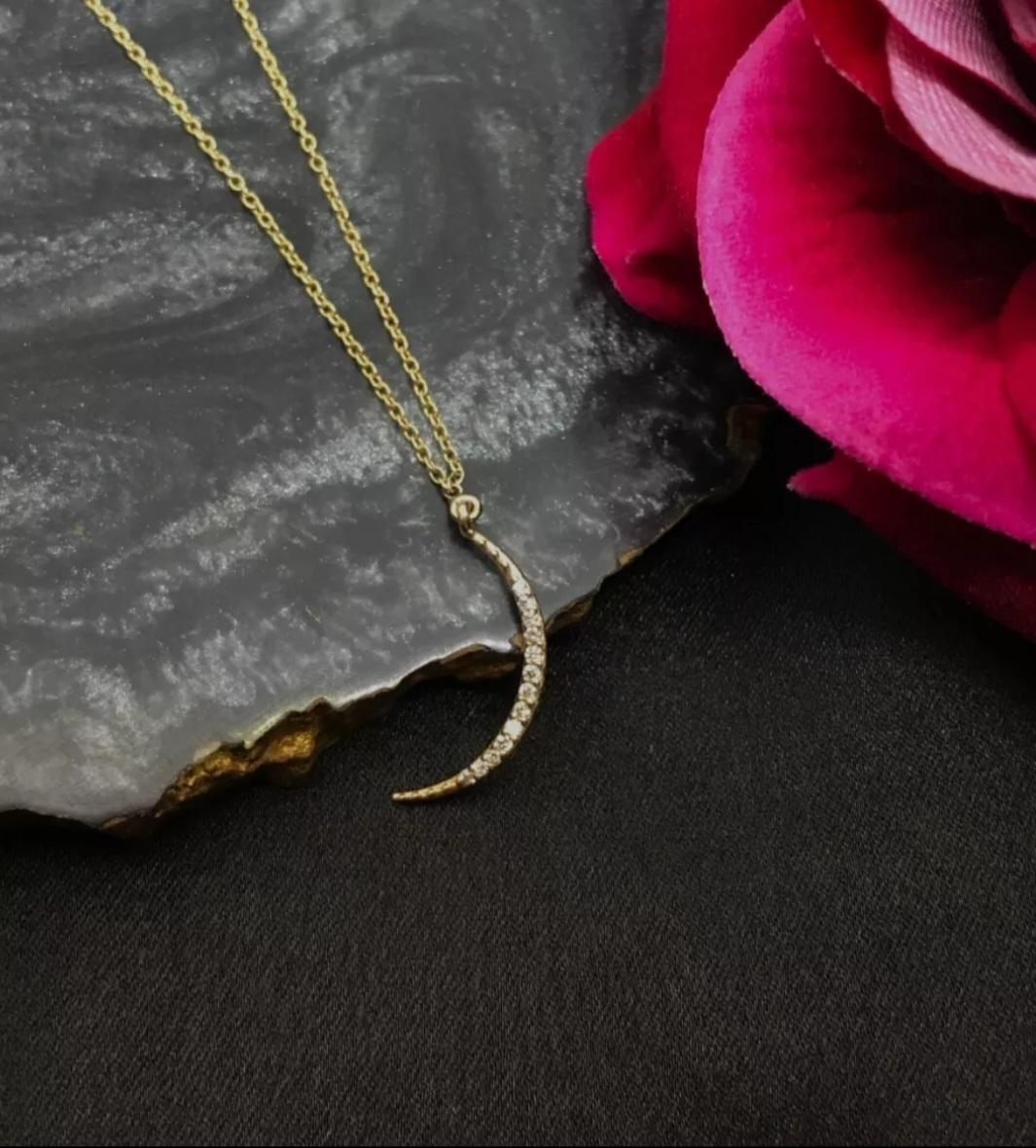 Collier minimaliste de lune en or jaune 14 carats et diamants pour femmes, cadeau deanniversaire en vente 2