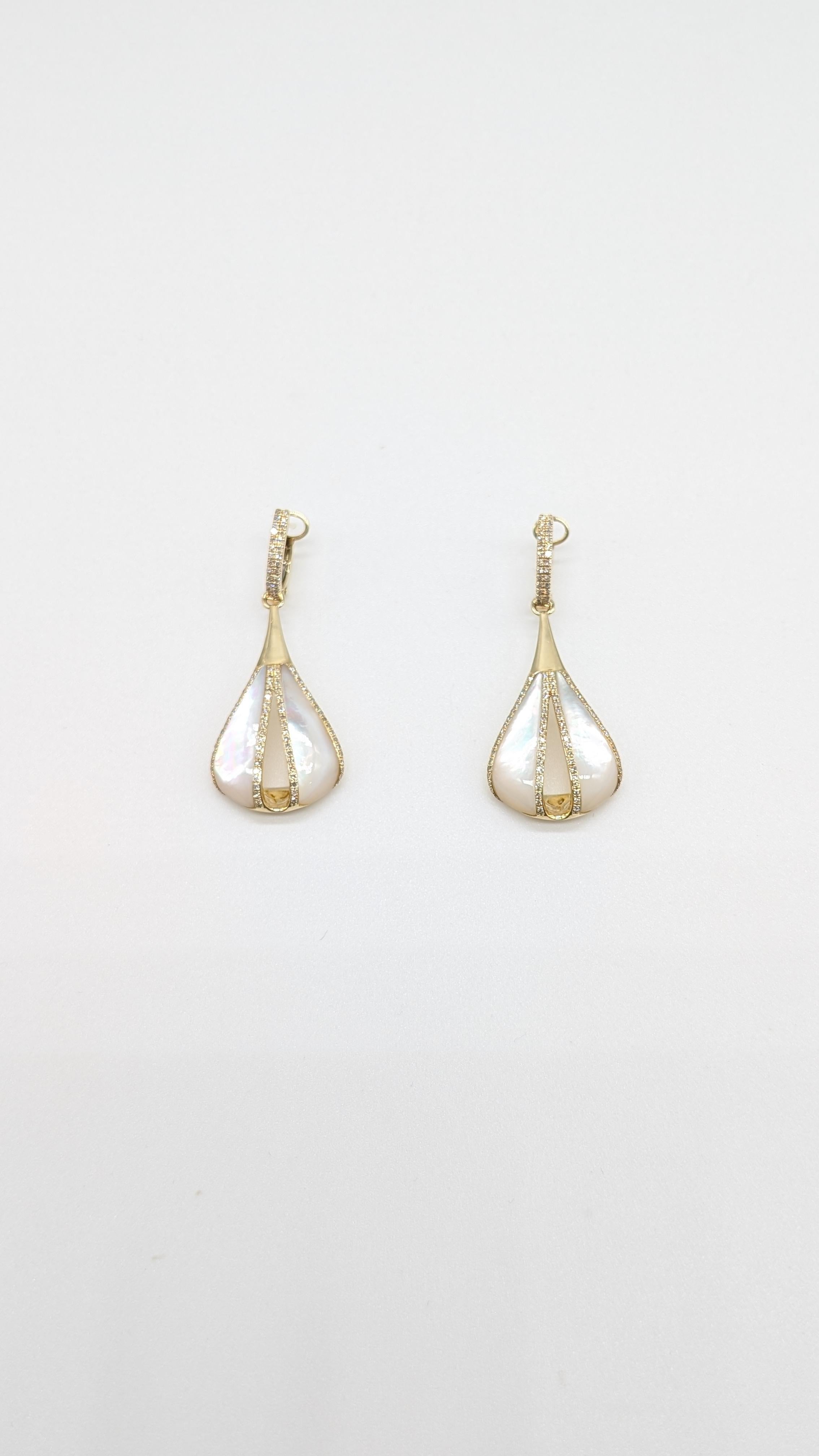 Magnifiques boucles d'oreilles en or jaune 14K mettant en valeur des diamants naturels de taille ronde de 0,63ct et de la nacre de 5,56ct. Le doux lustre de la nacre et l'éclat des diamants font de ces boucles d'oreilles un incontournable de votre