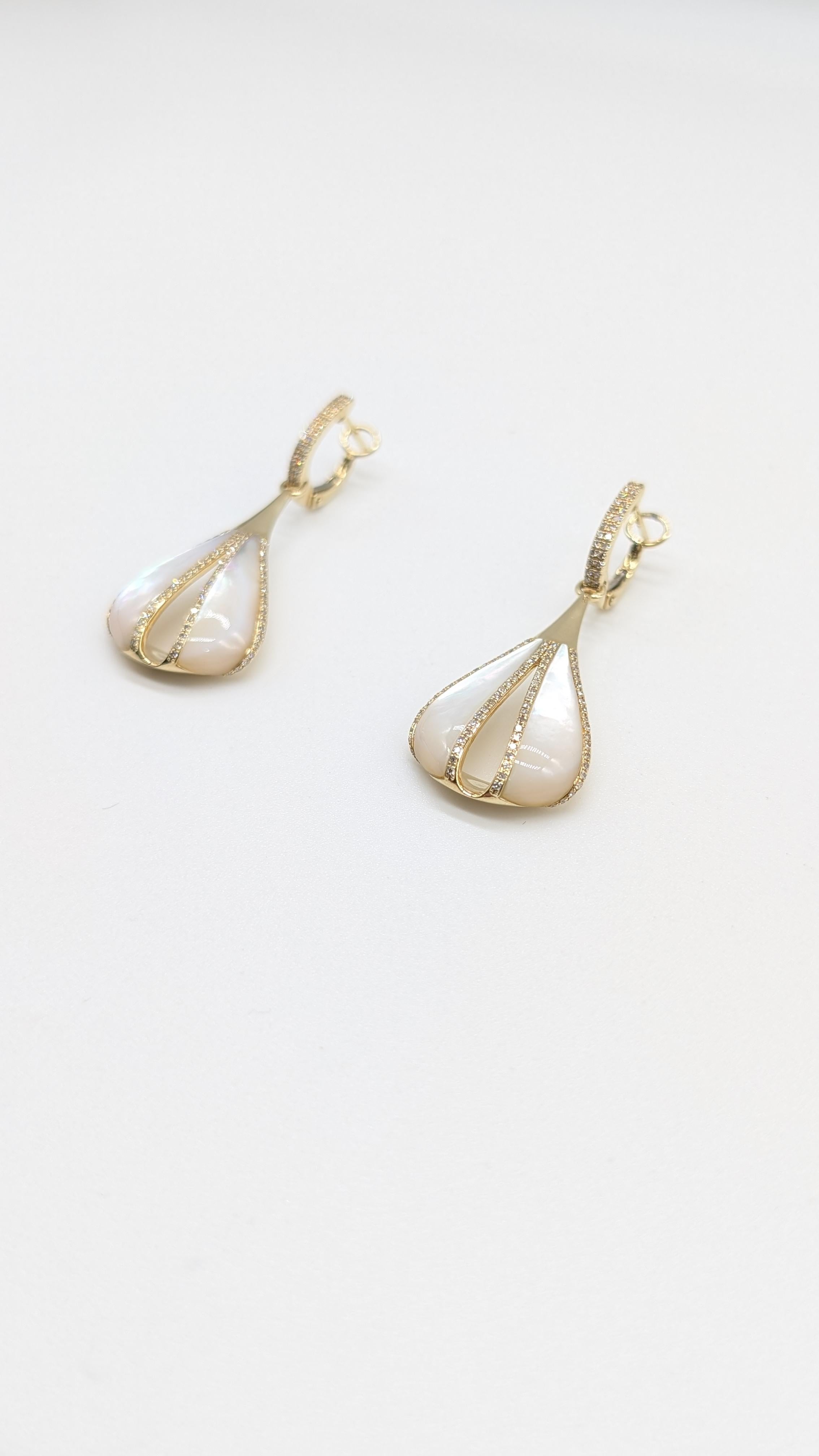 Taille ronde Boucles d'oreilles pendantes en or jaune 14K avec diamants et nacre en vente
