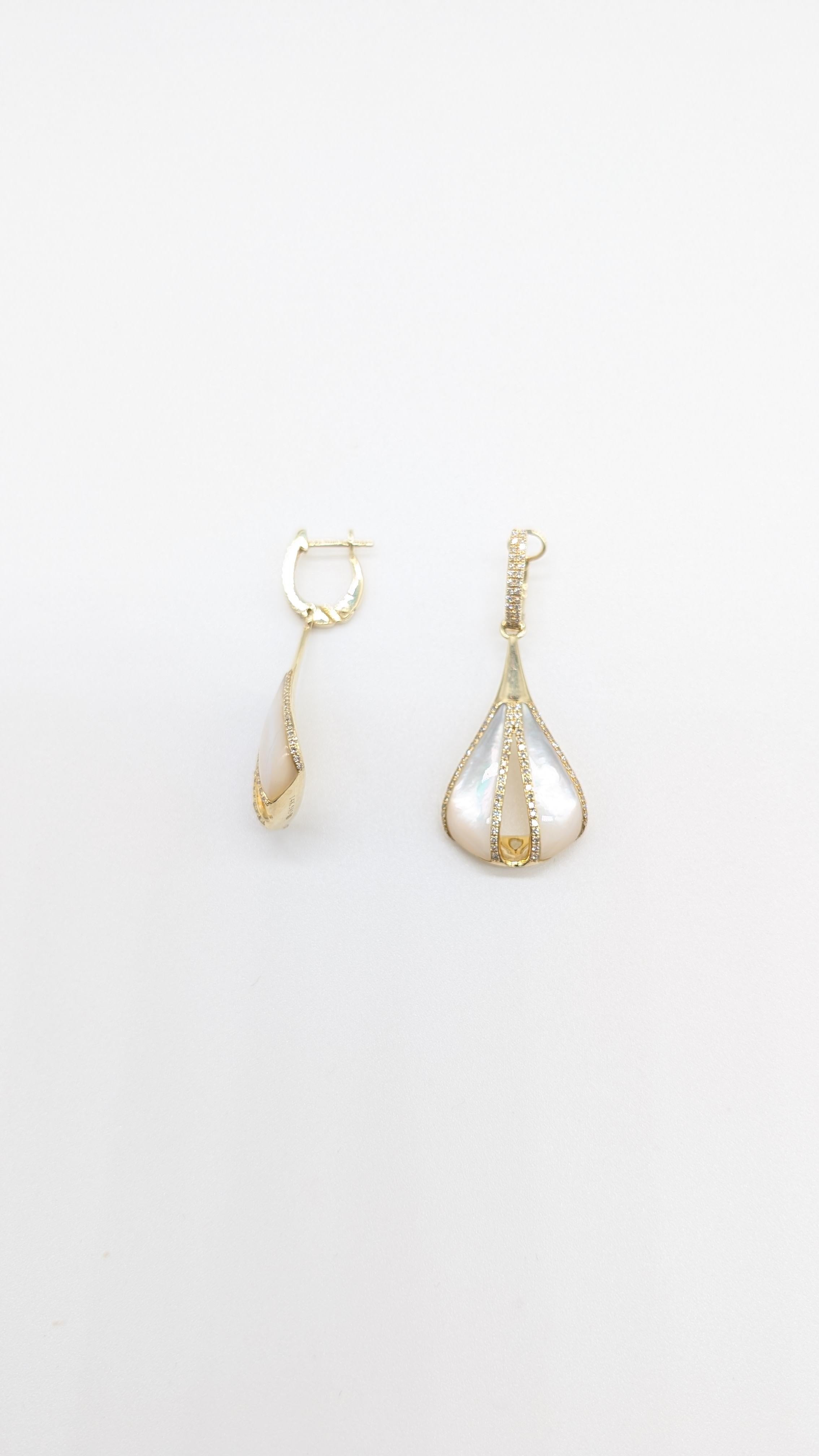 Boucles d'oreilles pendantes en or jaune 14K avec diamants et nacre Neuf - En vente à New York, US