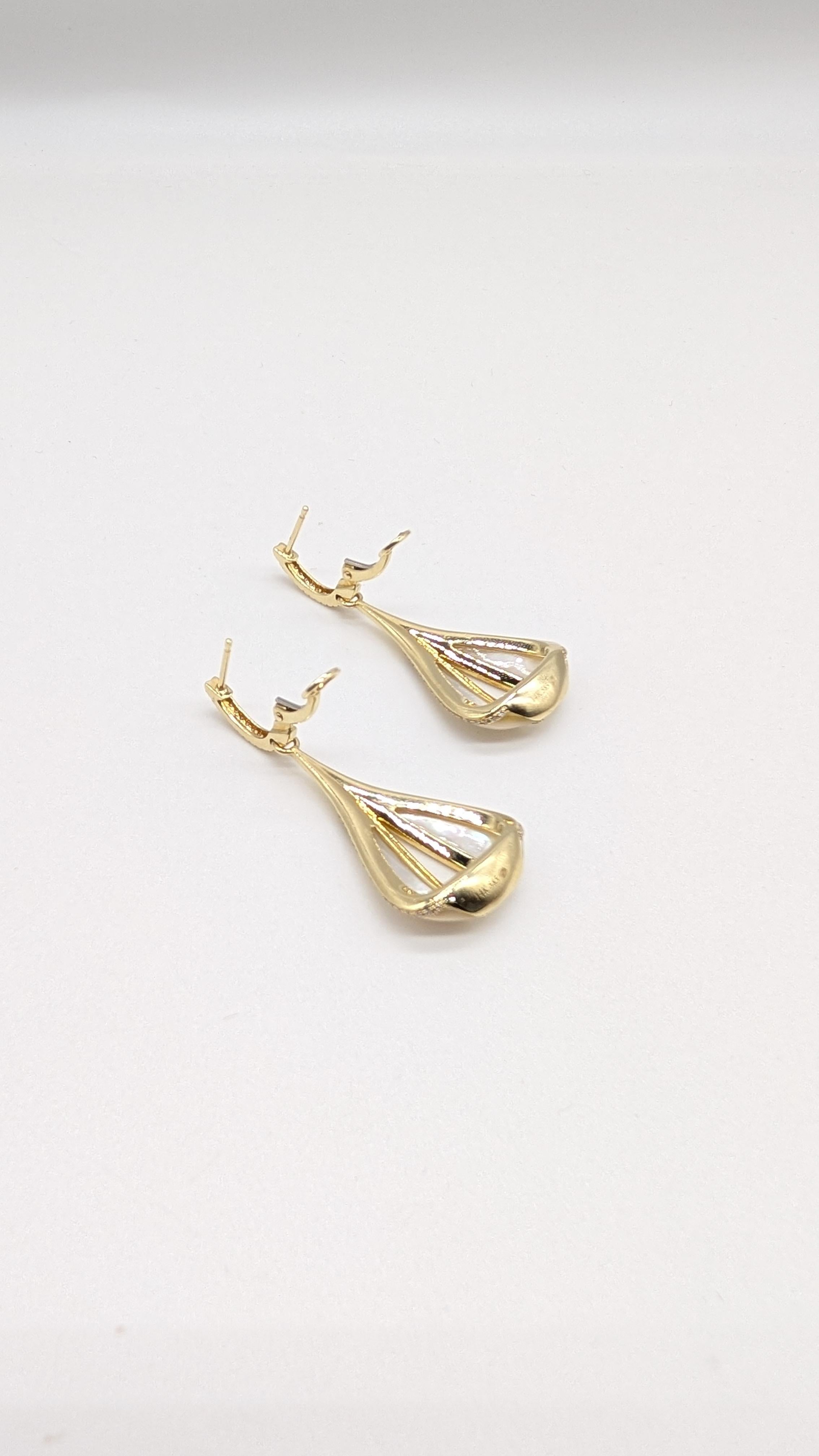 Boucles d'oreilles pendantes en or jaune 14K avec diamants et nacre Pour femmes en vente