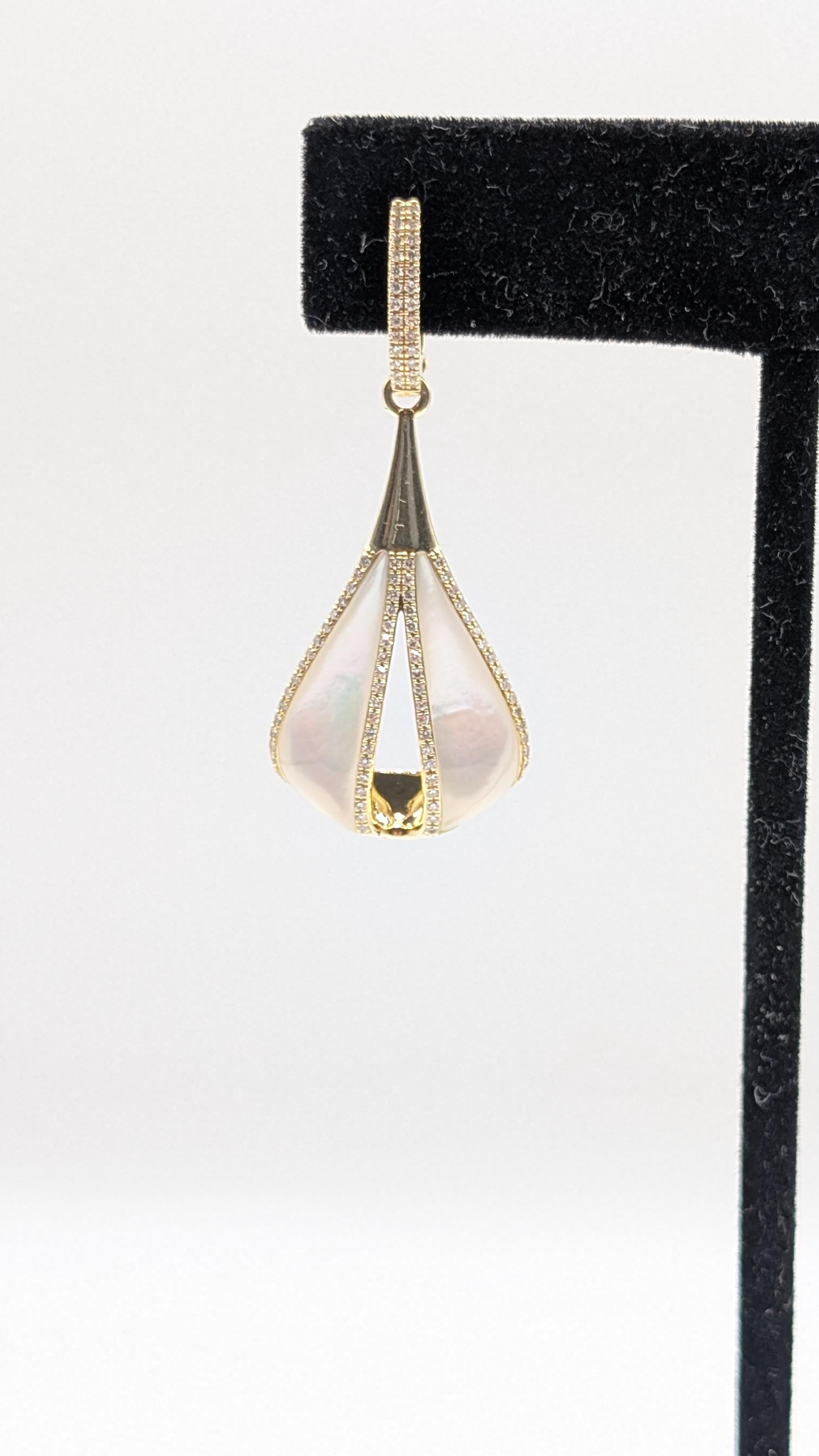 Boucles d'oreilles pendantes en or jaune 14K avec diamants et nacre en vente 1