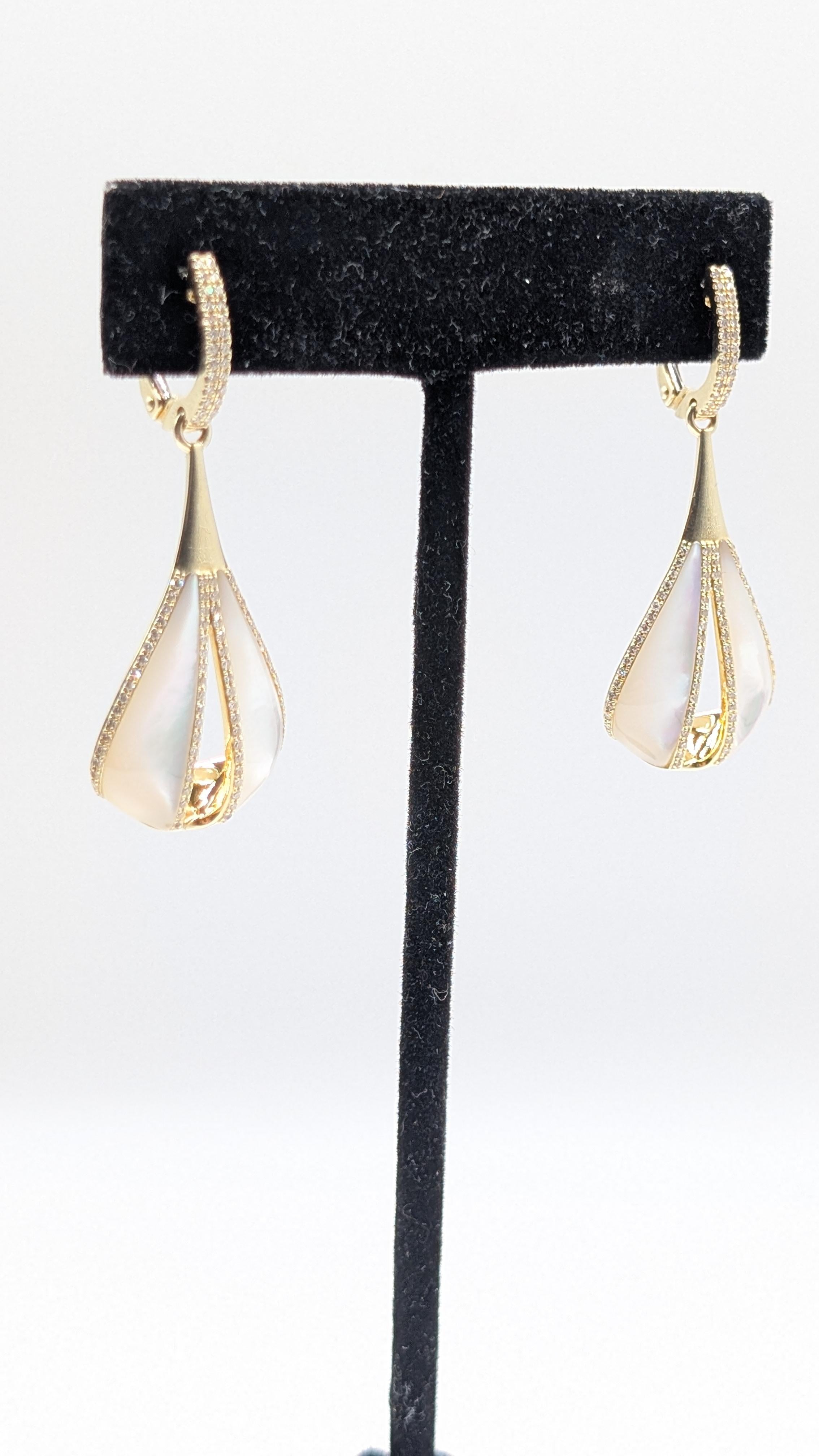 Boucles d'oreilles pendantes en or jaune 14K avec diamants et nacre en vente 2