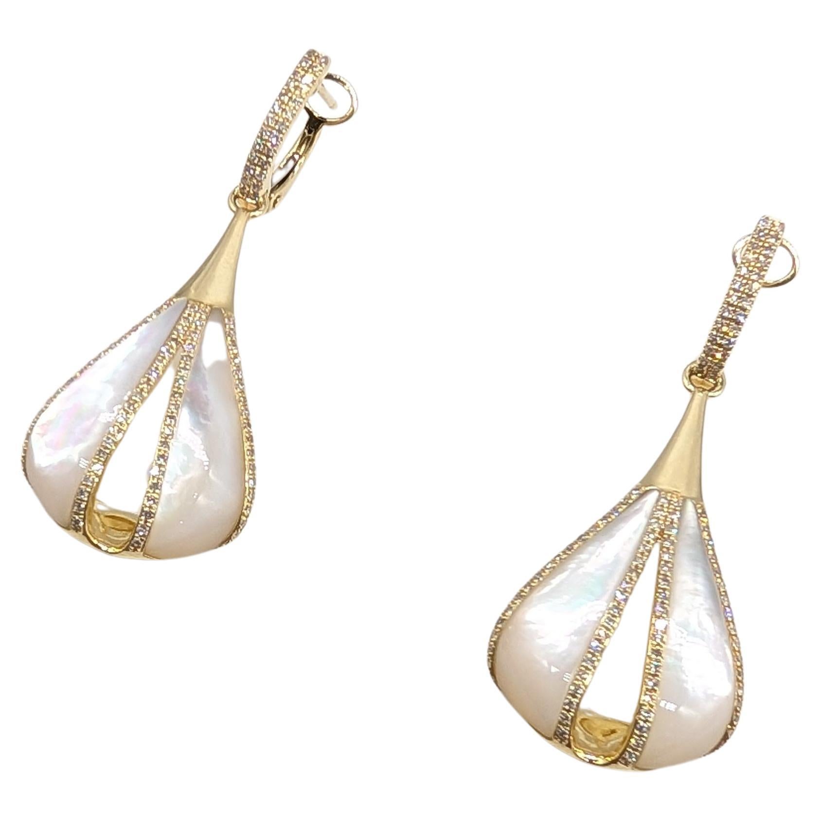 Orecchini pendenti in oro giallo 14K con diamanti e madreperla