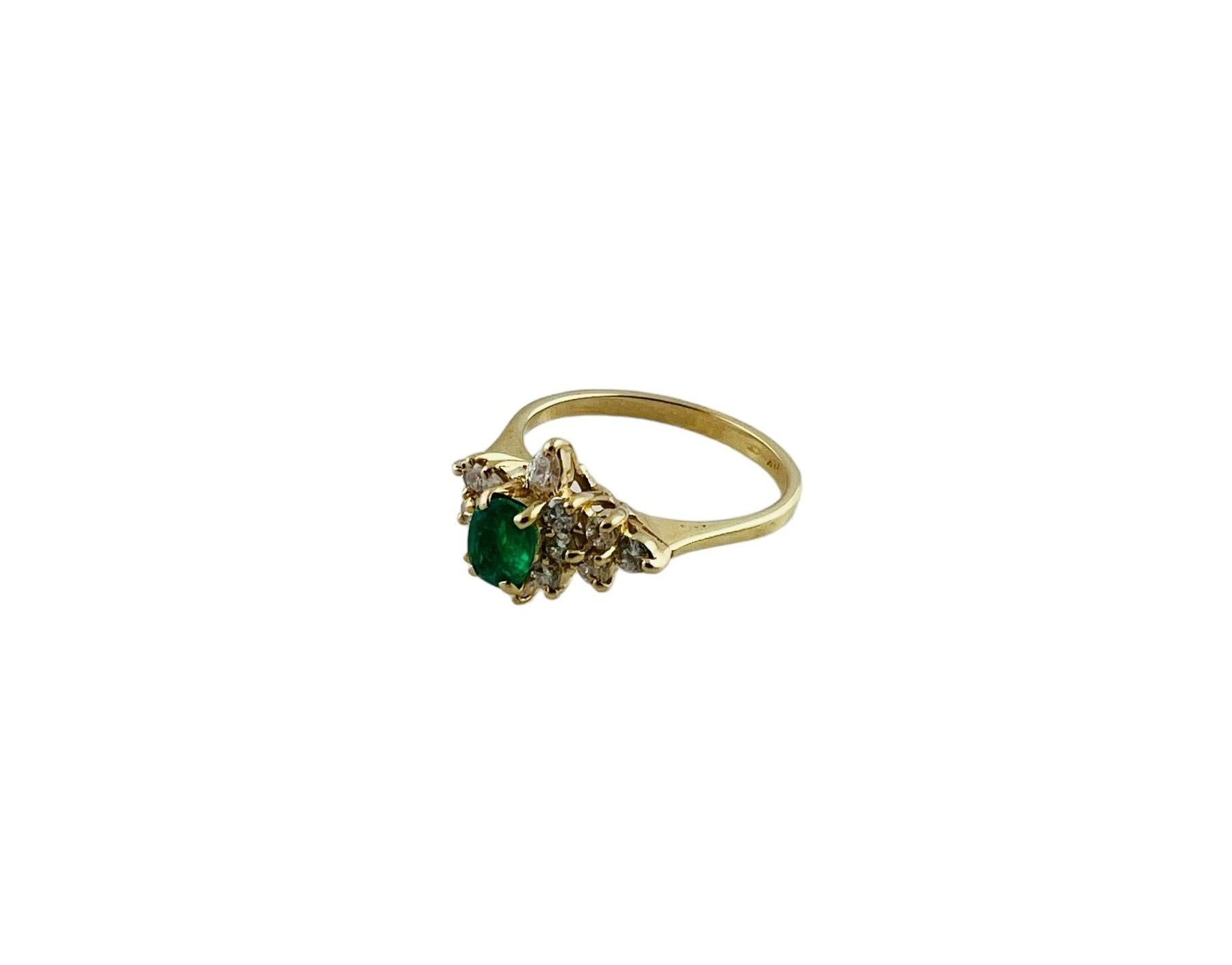 Vintage 14K Gelbgold Diamant & natürliche Smaragd Cluster Ring Größe 6,5

Dieser wunderschöne Ring im Cluster-Stil ist mit einem oval geschliffenen natürlichen Smaragd verziert, der von einem Cluster aus 12 runden Brillanten und 2 Diamanten im