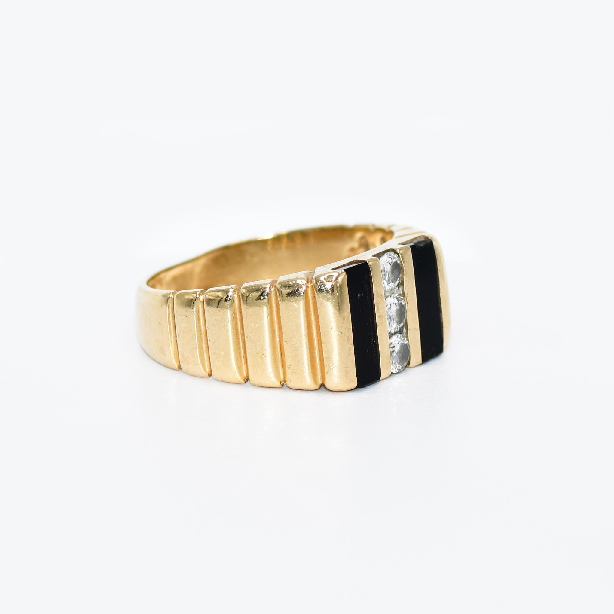 14K Gelbgold Diamant & Onyx Ring, 7.5gr, .25TDW
14K Gelbgold Diamant & Onyx Ring.
Es ist .25tdw, VS Klarheit, G-H Farbe. 
Gestempelt 14k, wiegt 7,5gr.
Größe 8 3/4.
Kann gegen Aufpreis um eine Größe vergrößert oder verkleinert werden.