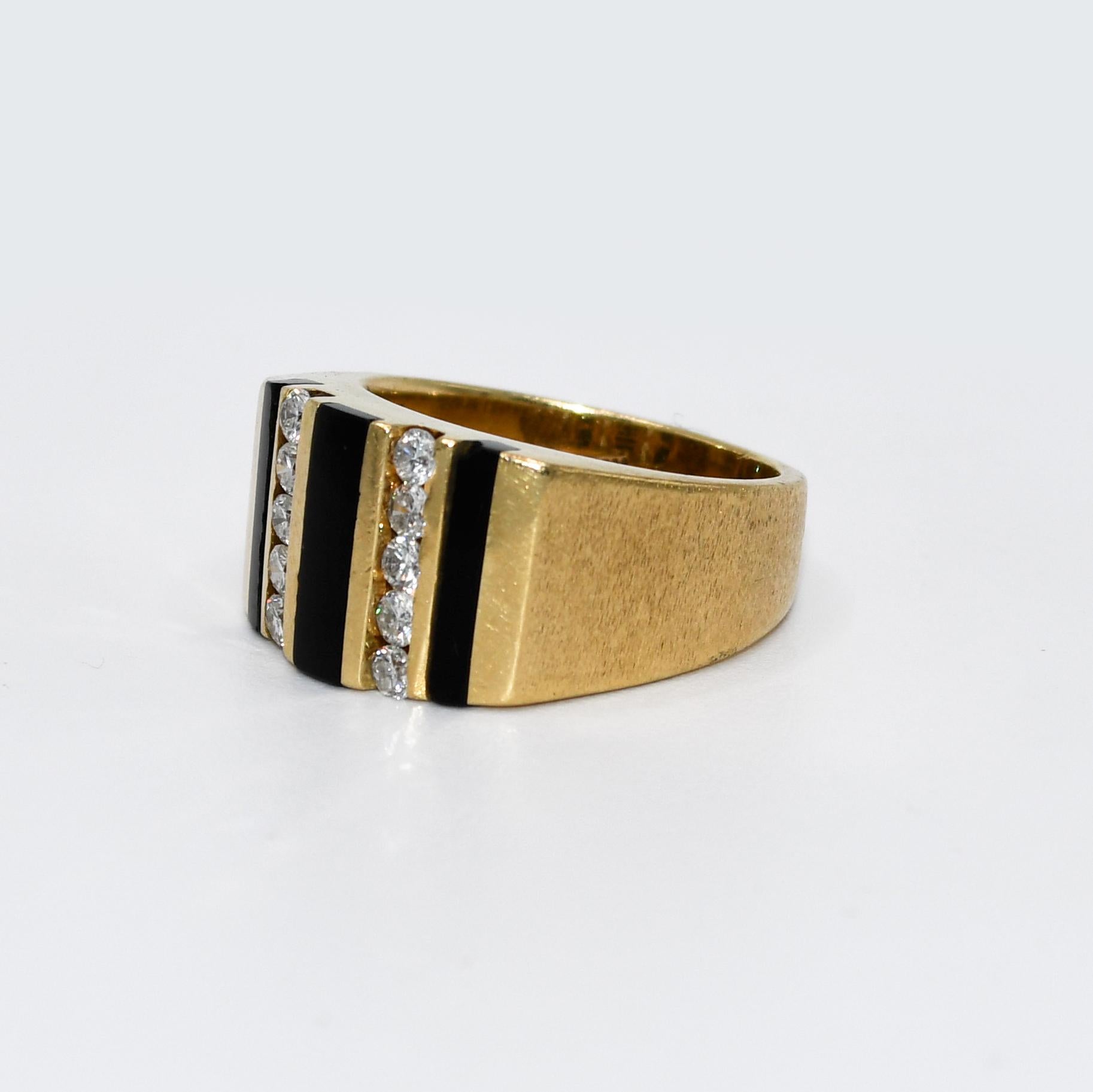 14k Yellow Gold Diamond & Onyx Ring, 11.1gr For Sale 1