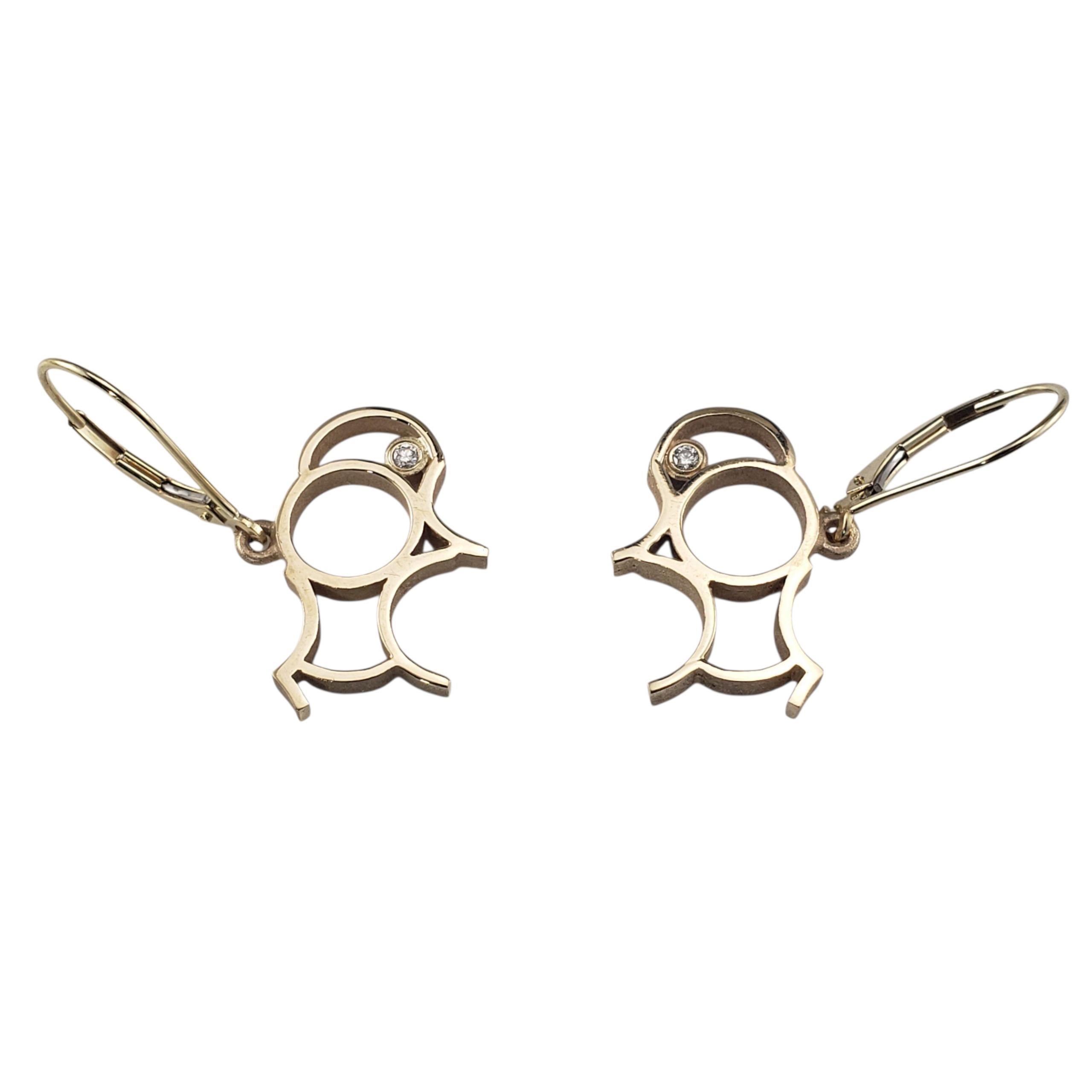 Boucles d'oreilles pendantes Buffalo en or jaune 14K et diamants-

Ces boucles d'oreilles uniques en forme de buffle sont réalisées en or jaune 14 carats magnifiquement détaillé et chacune est rehaussée d'un diamant rond de taille brillant, ajoutant