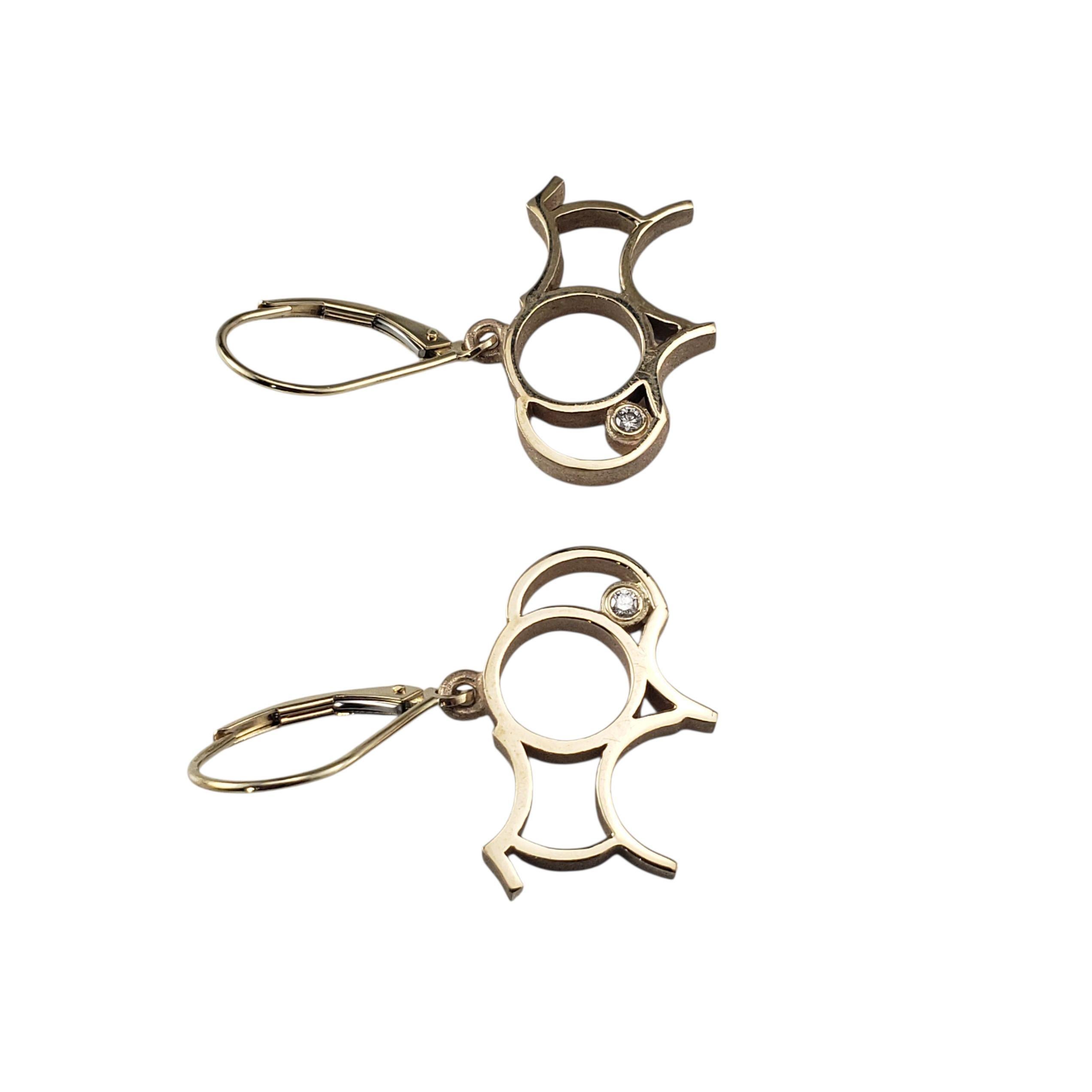 Contemporain Boucles d'oreilles pendantes en or jaune 14K avec buffle ouvert et diamant #23404 en vente