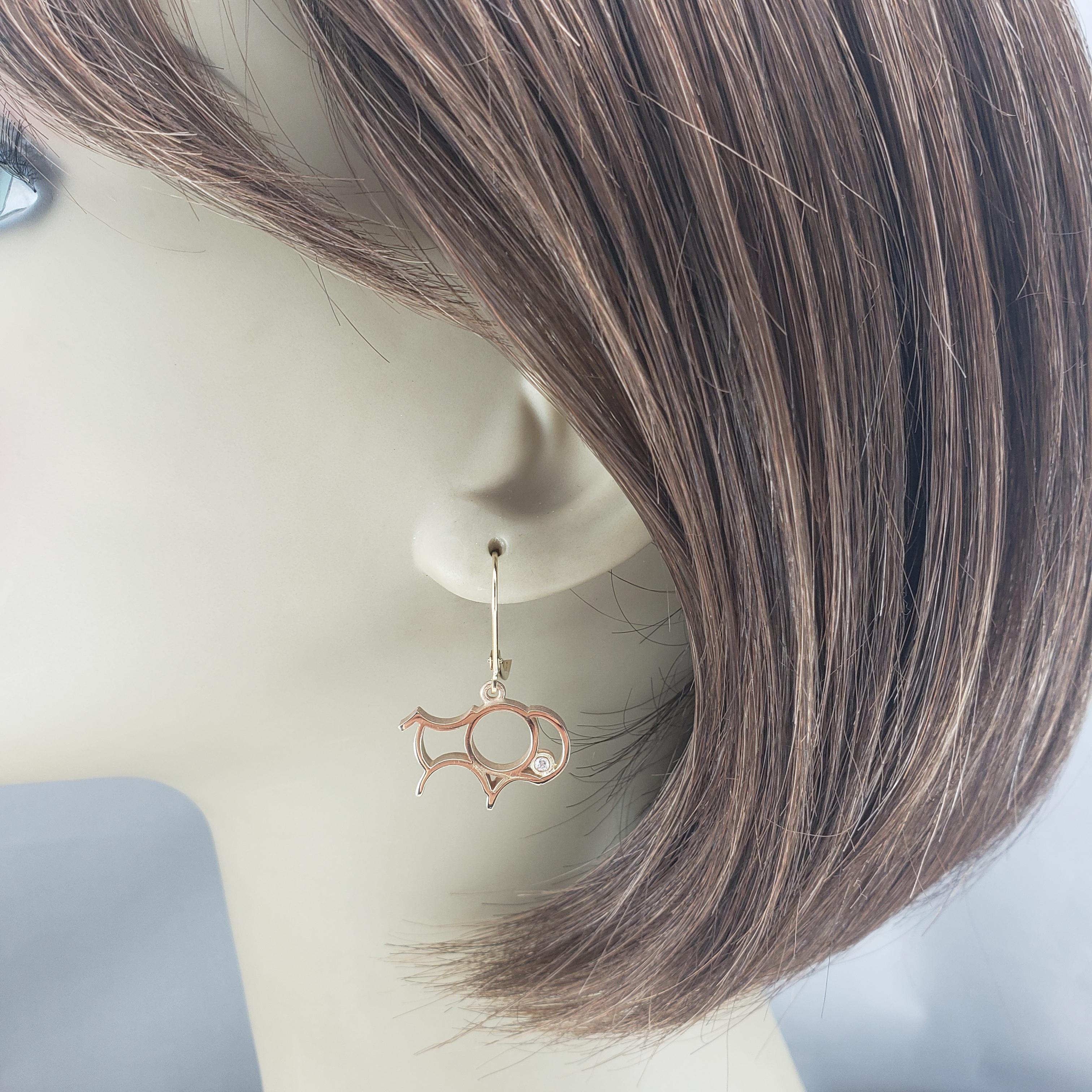 Boucles d'oreilles pendantes en or jaune 14K avec buffle ouvert et diamant #23404 en vente 2