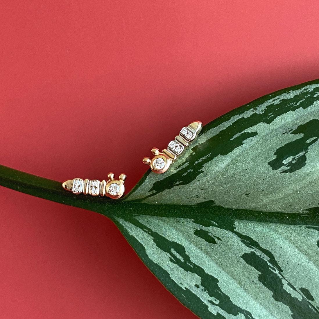 Pendientes de oro amarillo de 14 quilates con diamantes Pave Caterpillar Insect Earrings Baubou Contemporáneo en venta
