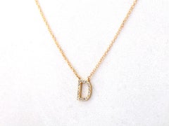 Collana con ciondolo "D" con pavé di diamanti in oro giallo 14K