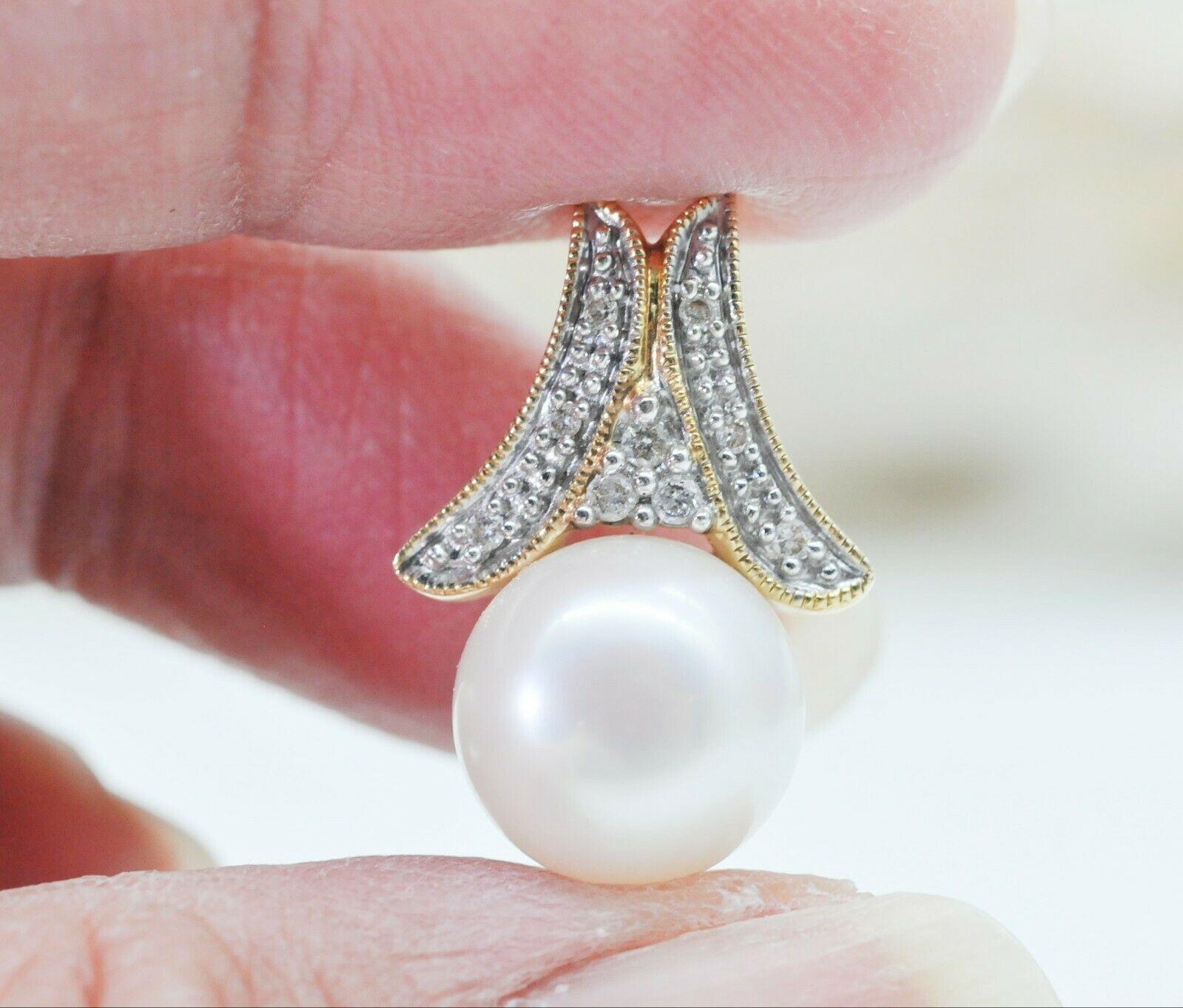  Specifications:
    main stone: PEARL
    SIDE STONE: 9 PCS ROUND DIAMONDS APPROX 0.10CTW
    carat total weight:
    color: I
    clarity: SI1
    brand: UNBRANDED
    metal: 14K YELLOW GOLD
    type: PENDANT
    weight:  2.9 GrS
    size:
   