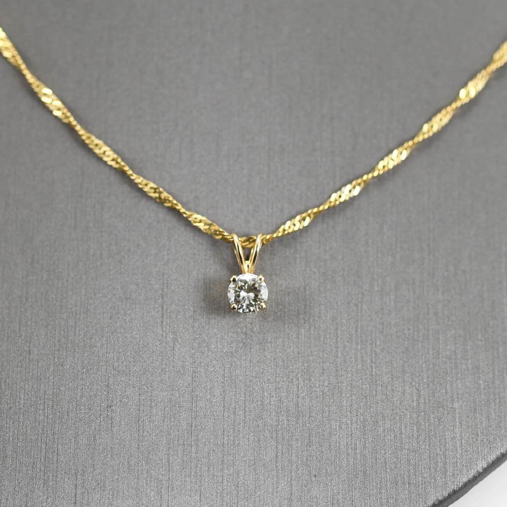 Ladies diamond solitaire and 14k yellow gold necklace.
Stamped 14k , Italy and weighs 3 grams.
The diamond is a round brilliant cut, K,L, M color range, Si clarity.
The diamond measures .65 carats using a leveridge gauge.
The chain is a 17 inch