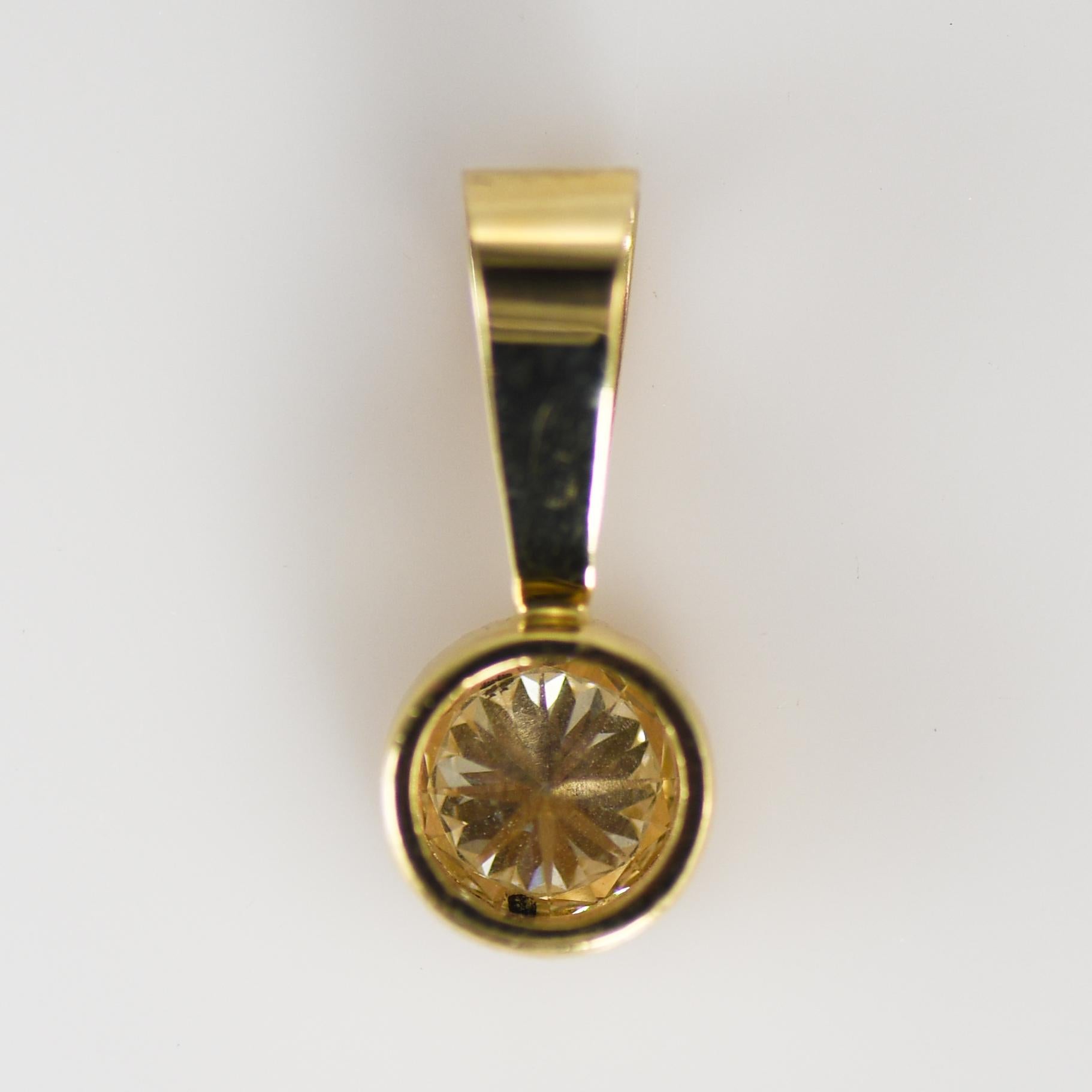 Pendentif solitaire en diamant rond brillant de 0,80 carat sur une monture en or jaune 14k.
La monture est testée en 14k.
Le diamant est de couleur J à K, d'une pureté Si2 et de bonne taille.
Le pendentif mesure environ 30 cm de long.
Excellent état.