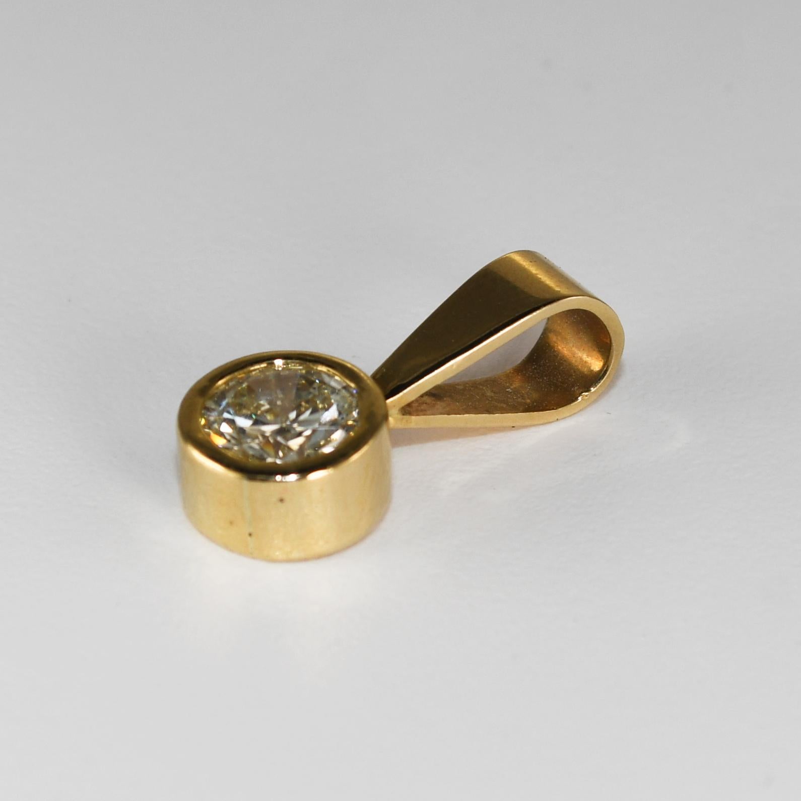 Taille ronde Pendentif en or jaune 14 carats avec diamants 0,80 carat en vente