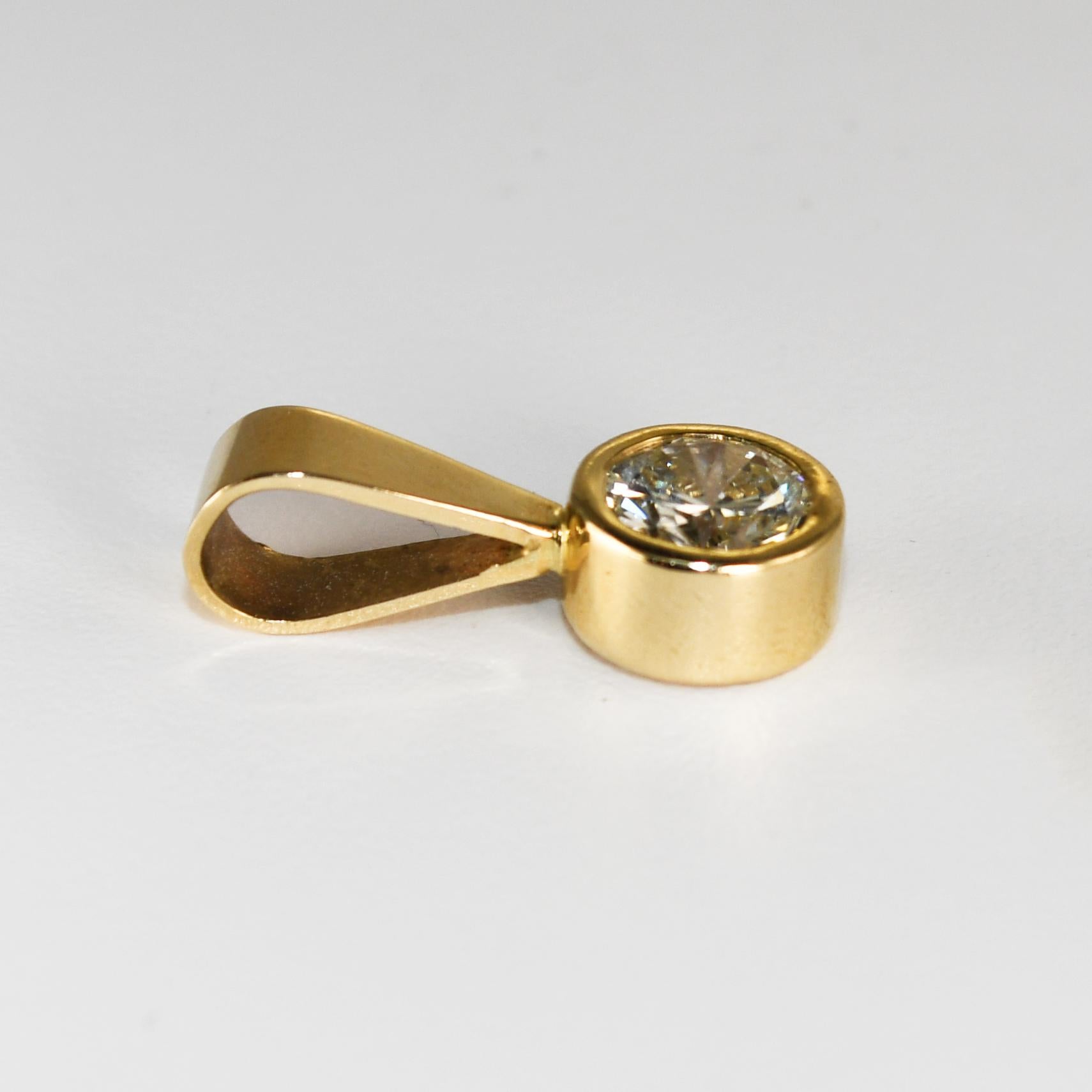 Pendentif en or jaune 14 carats avec diamants 0,80 carat Excellent état - En vente à Laguna Beach, CA
