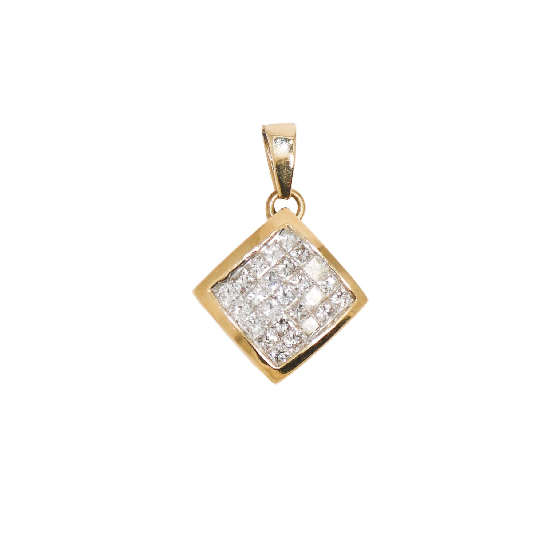 Pendentif et boucles d'oreilles en or jaune 14k, 1.50tdw, 4.4gr
Boucles d'oreilles et pendentif en or jaune 14k avec diamants.
Il y a 1,50 tdw de coupes princesse.
Clarté VS- SI (surtout VS), couleur G-H
estampillé 14k, pèse 4,4gr 



