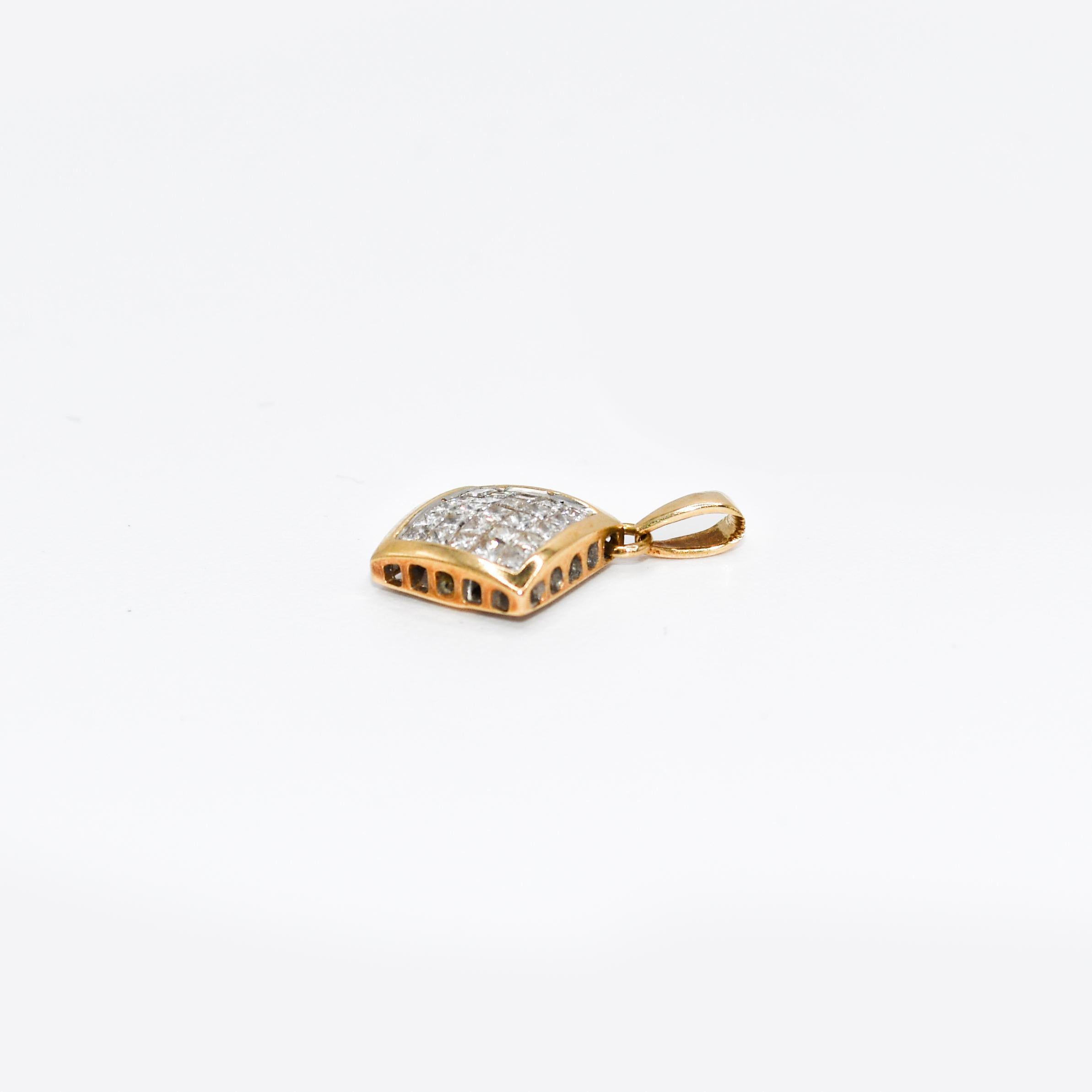 Taille princesse Pendentif et boucles d'oreilles en or jaune 14k, 1.50tdw, 4.4gr en vente
