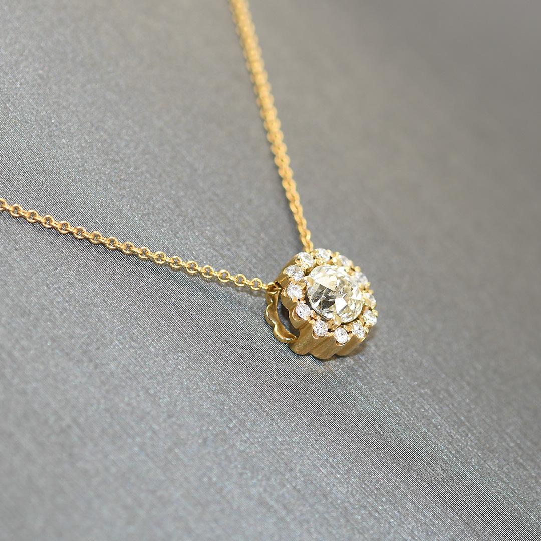 Collier pendentif en or jaune 14K avec diamant, .99tdw, 2.3g
Collier pendentif en diamant pour dames avec monture en or jaune 14k.
Le pendentif est estampillé 14k, CO .83, SD .16.
Le fermoir de la chaîne est estampillé 14k.
Le diamant central est
