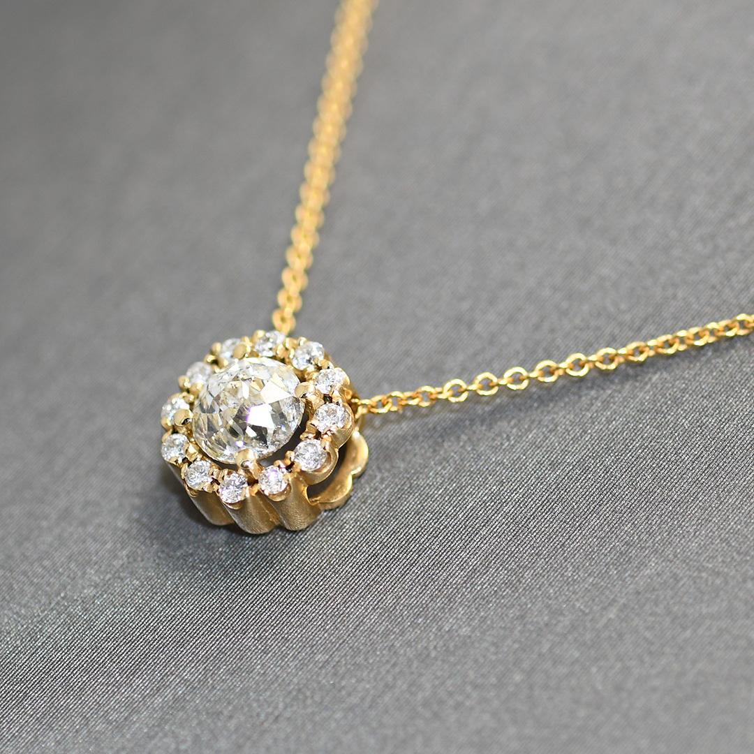 Taille ronde Collier pendentif en or jaune 14 carats avec diamants 0,99 carat en vente