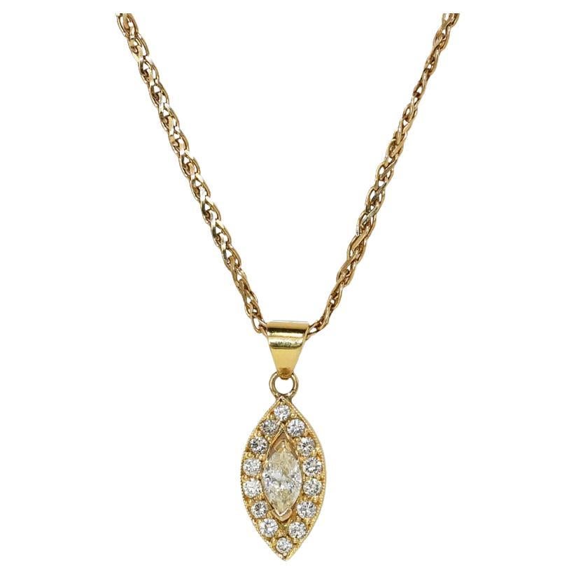 Collier pendentif en or jaune 14 carats avec diamants de 0,63 caratdw en vente