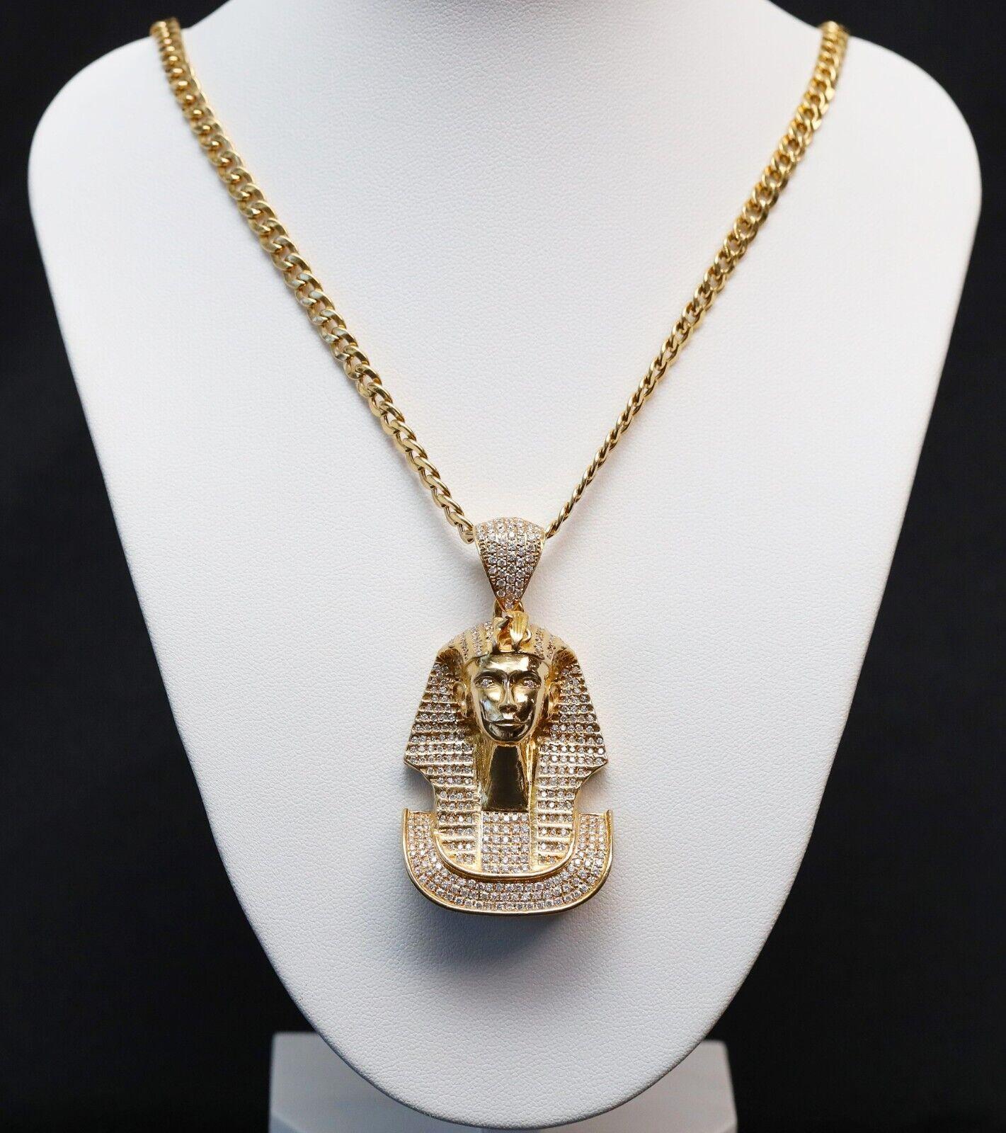 Verleihen Sie Ihrer Schmucksammlung einen Hauch von Eleganz mit diesem atemberaubenden Pharao-Anhänger aus 14k Gelbgold. Der Anhänger zeigt den Kopf eines Pharaos mit einer Reihe runder weißer Naturdiamanten, die in Zacken auf dem Kopfkleid des