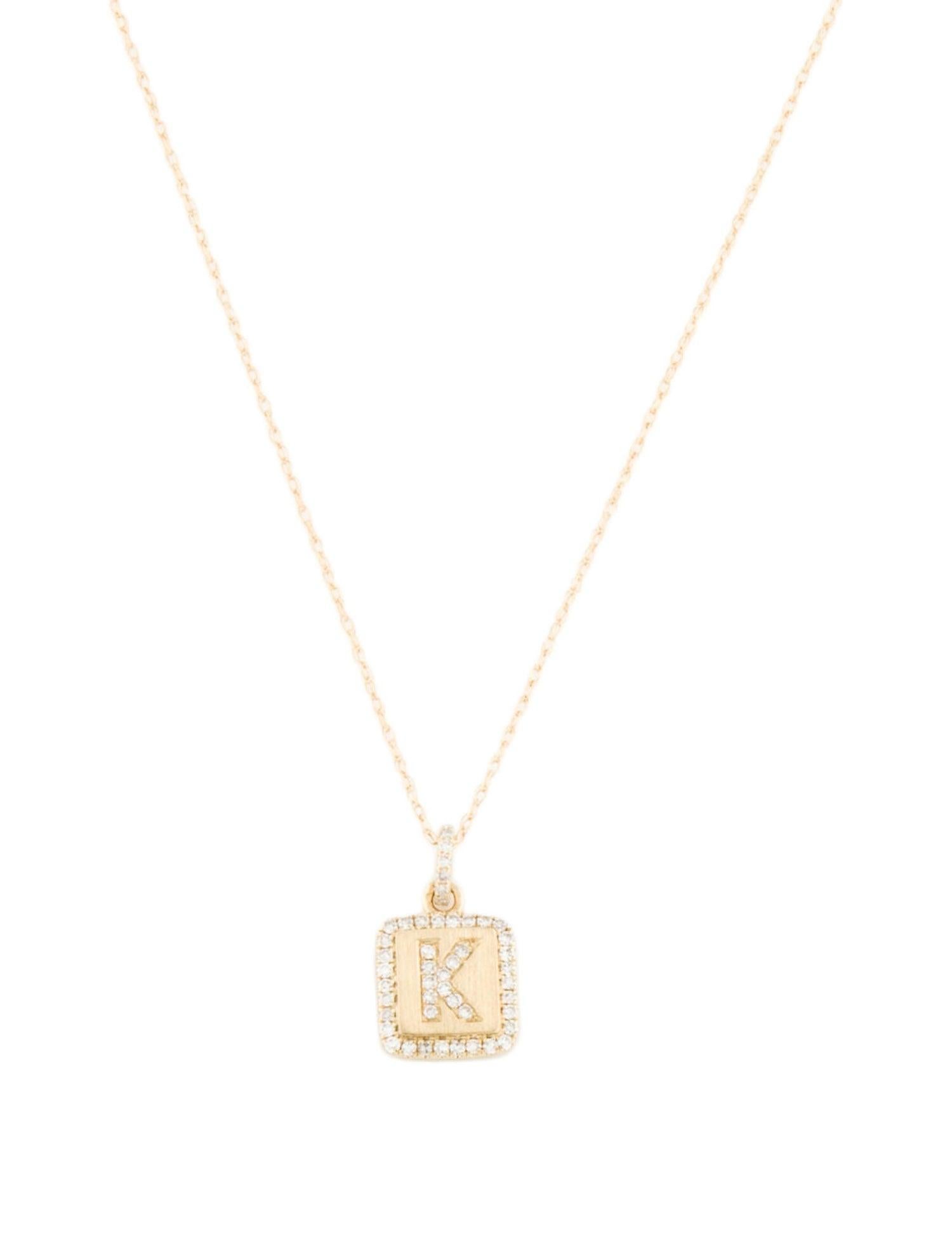 Taille baguette Collier d'initiales en T en or jaune 14 carats avec plaque de diamants pour elle en vente