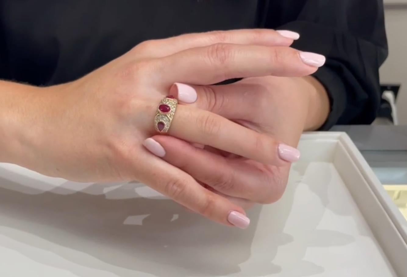 Anillo de oro amarillo de 14 quilates con diamantes en la mano derecha y rubíes ovalados y en forma de pera en Nuevo estado para la venta en Old Tappan, NJ