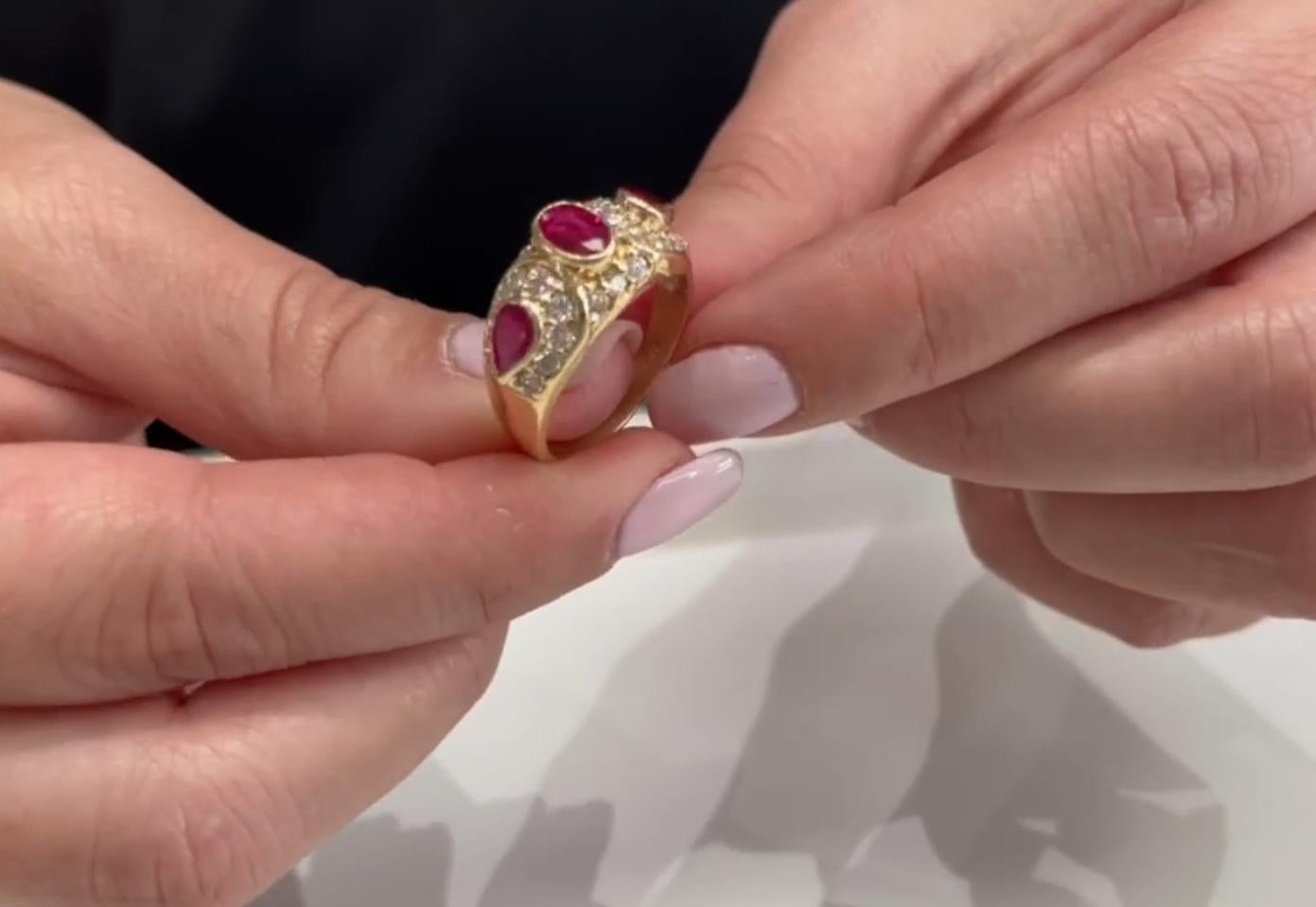 De las mujeres Anillo de oro amarillo de 14 quilates con diamantes en la mano derecha y rubíes ovalados y en forma de pera en venta