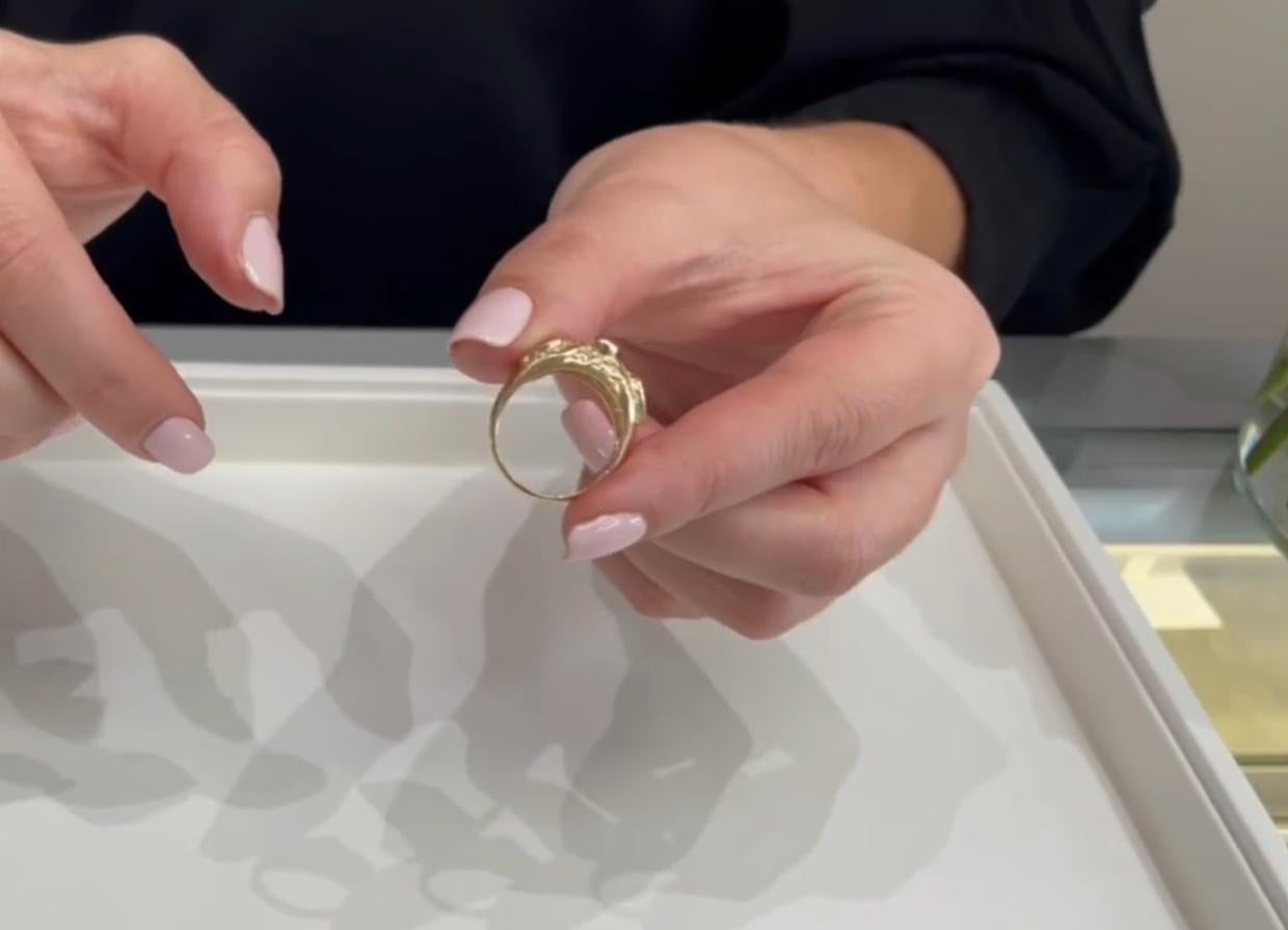 Anillo de oro amarillo de 14 quilates con diamantes en la mano derecha y rubíes ovalados y en forma de pera en venta 1