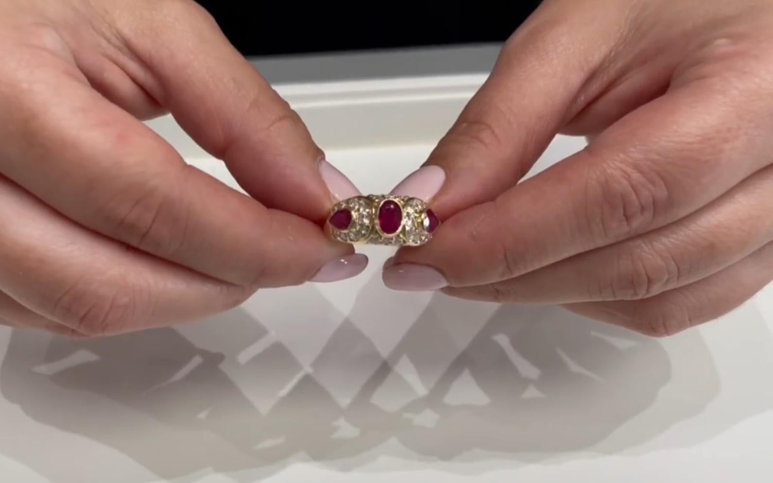 Anillo de oro amarillo de 14 quilates con diamantes en la mano derecha y rubíes ovalados y en forma de pera en venta 2