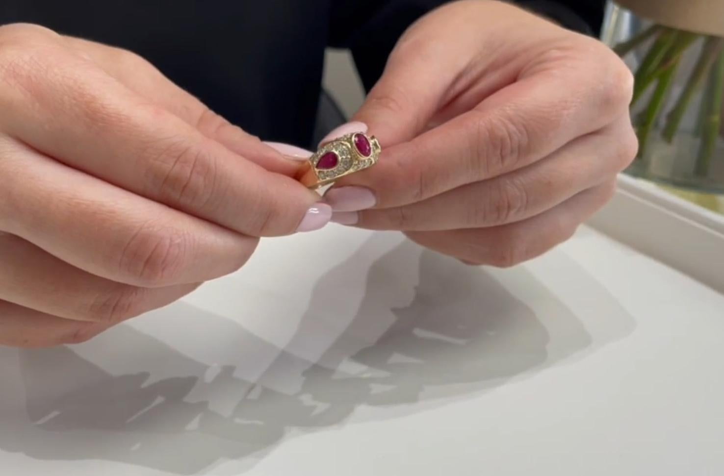 Anillo de oro amarillo de 14 quilates con diamantes en la mano derecha y rubíes ovalados y en forma de pera en venta 3