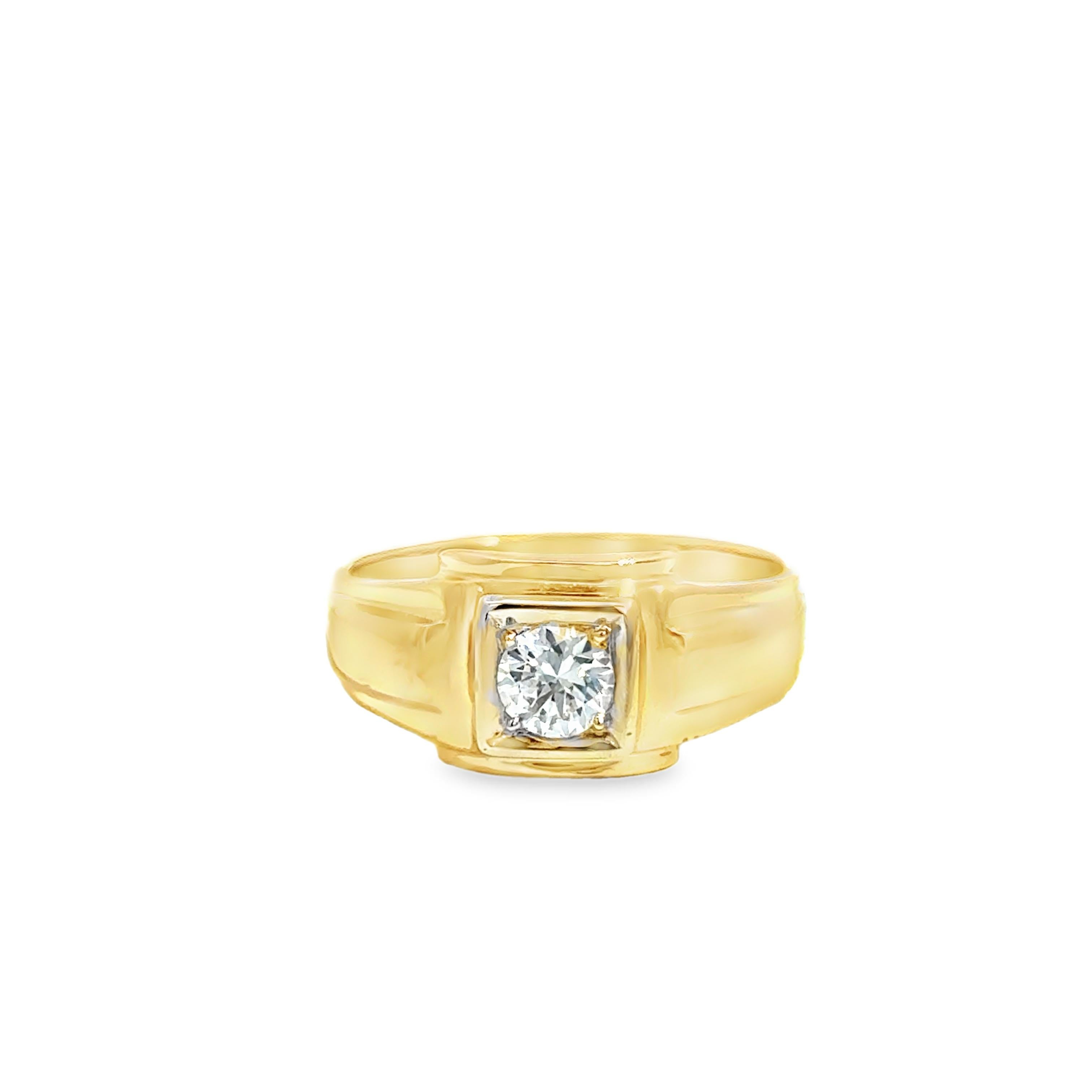 Dieser kühne und elegante Ring aus 14 Karat Gelbgold ist mit einem funkelnden 0,53-CT-Diamanten besetzt, der für maximale Brillanz und Lichtreflexion sorgt. Mit einem Gewicht von 6,30 Gramm bietet das massive Band ein ausgewogenes Verhältnis