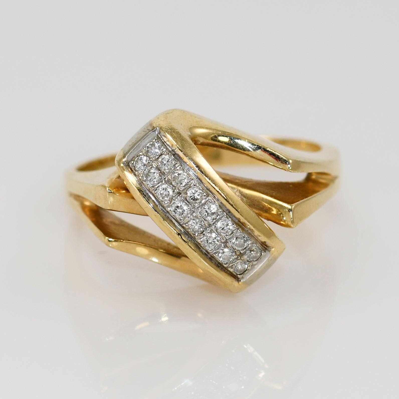 14K Yellow Gold Diamond Ring 5.4gr .15tdw In Excellent Condition For Sale In Laguna Beach, CA