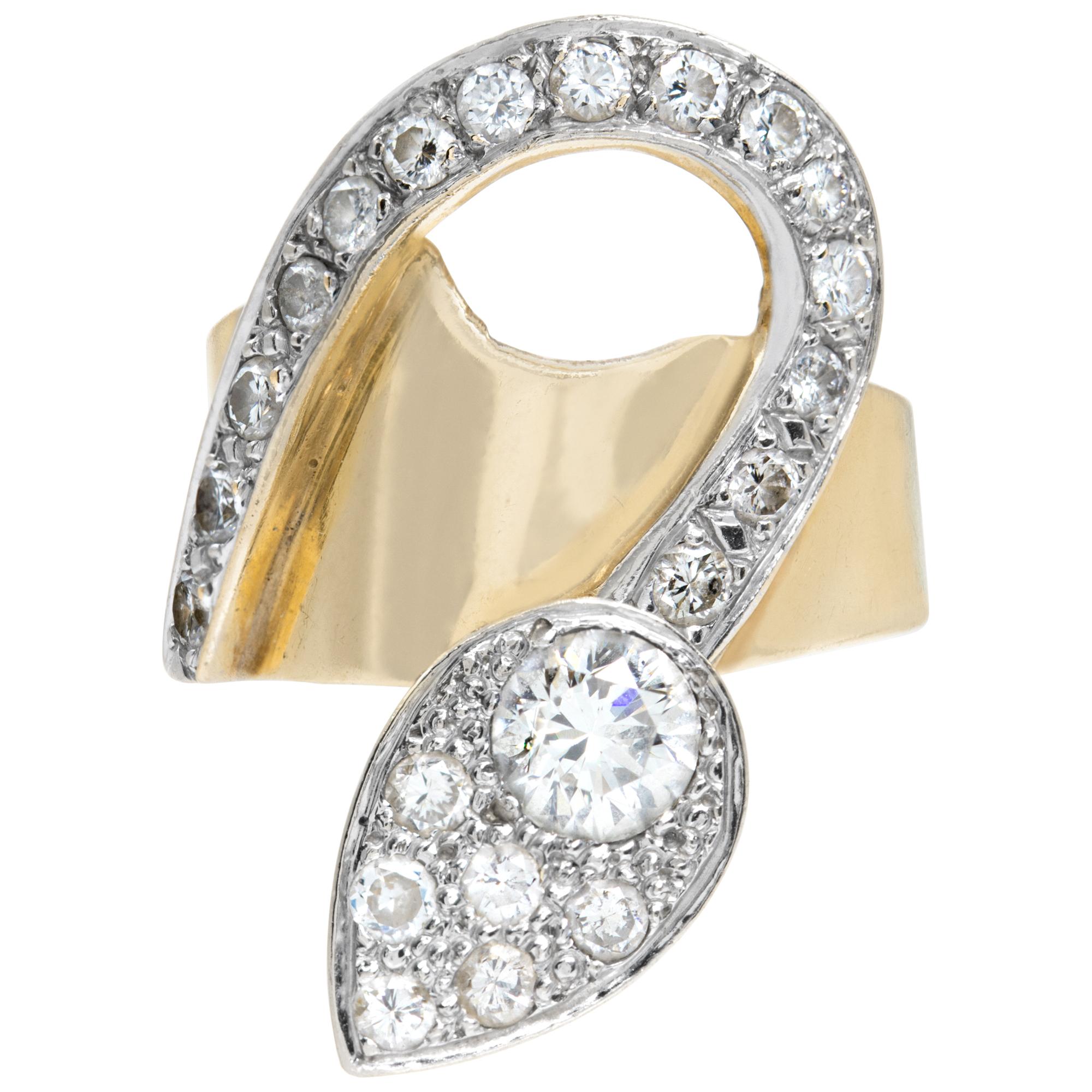 Bague élégante en diamant en or jaune 14k. Les diamants ronds de taille brillant totalisent environ 2,00 carats (diamant rond central environ 0,75 carat), estiment la couleur G-H, la pureté VS-SI.  Mesures du motif central : 30mm H x 20mm L. Taille