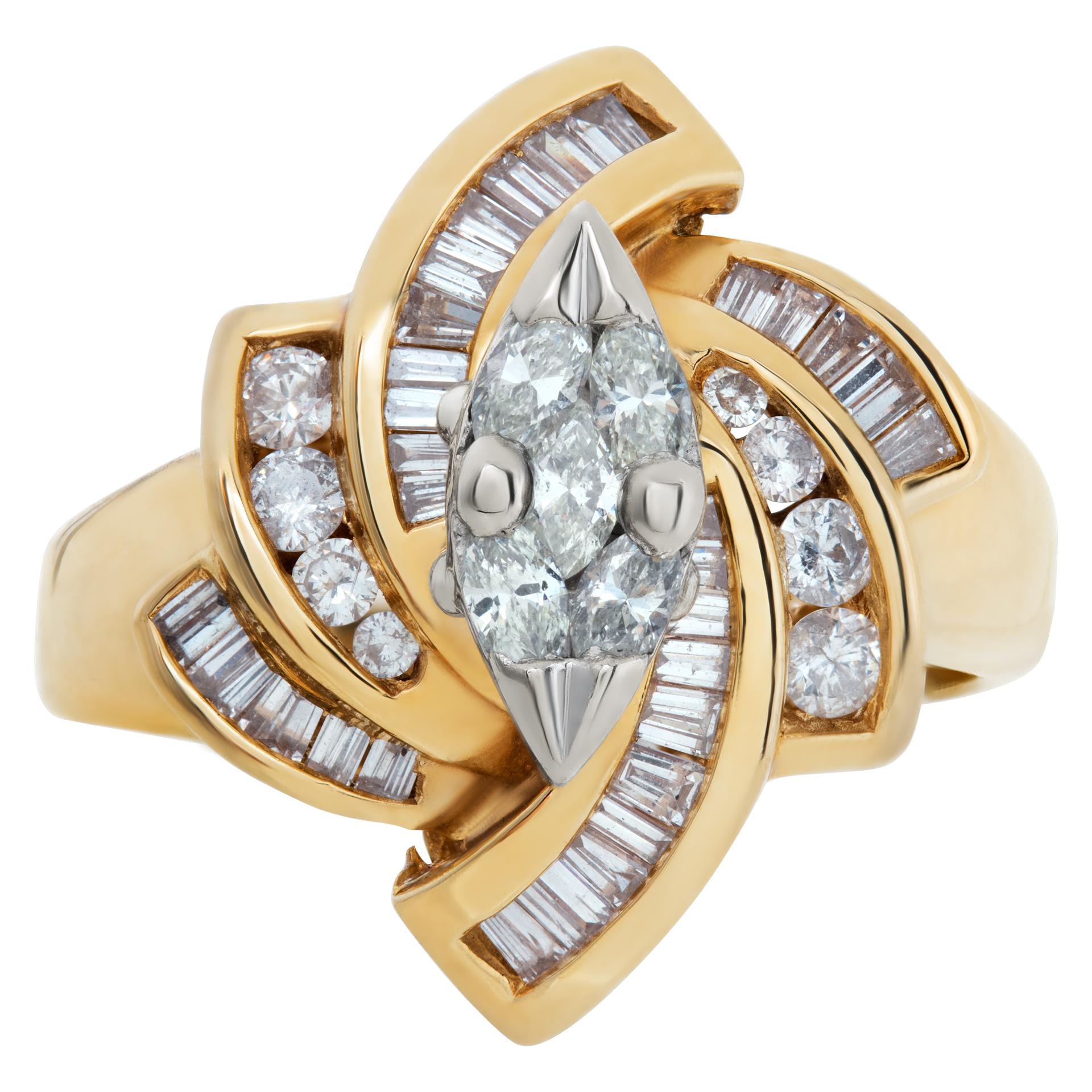 Bague classique et élégante en or jaune 14k avec environ 1,50 carats de diamants marquises, ronds et baguettes de couleur H-I et de pureté SI. Taille 7.75.

Cette bague en diamant est actuellement de taille 7,75 et certains articles peuvent être