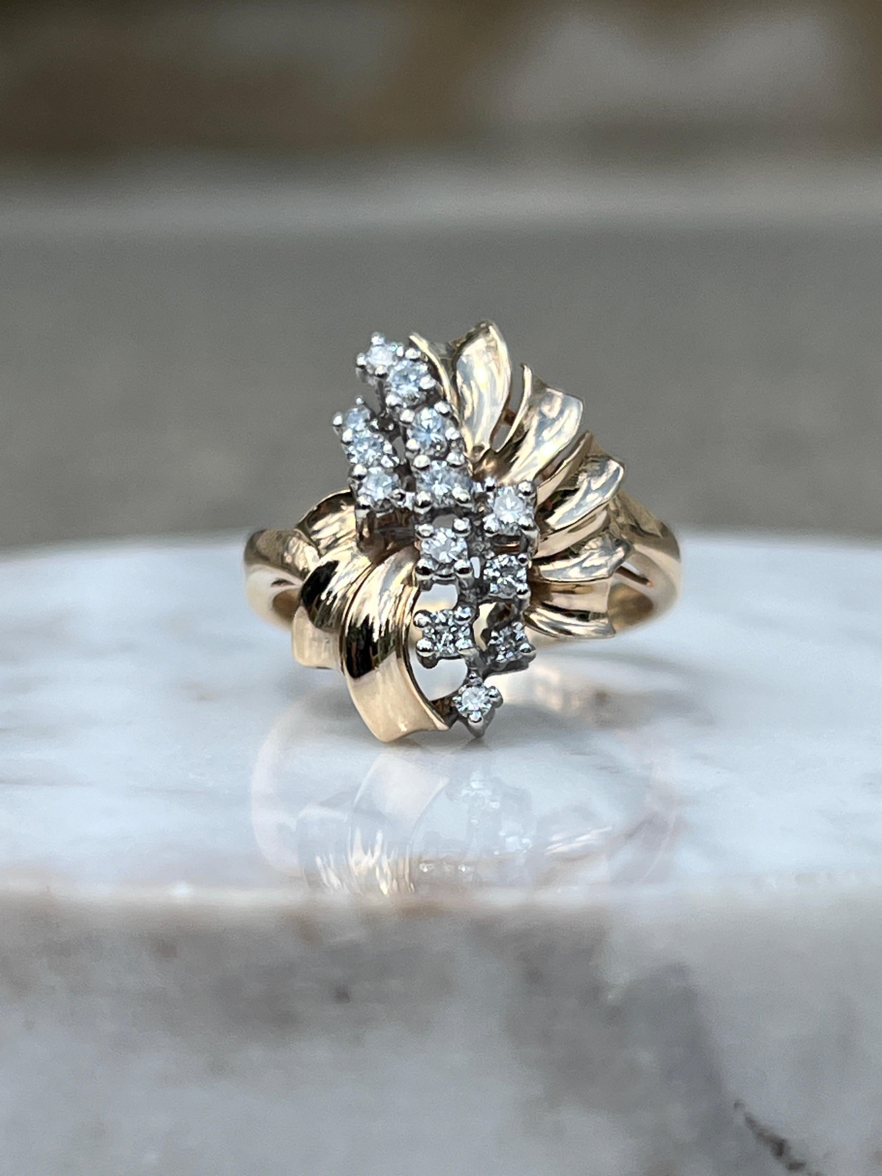 Ein 14-Karat-Gelbgold-Mode-Ring mit dreizehn runden Brillanten mit ca. 0,33 Karat Gesamtgewicht mit passenden H Farbe und I1/I2 Klarheit gesetzt. Dieser Ring ist eine Größe 8, es kann die Größe geändert werden, aber wir bieten diesen Service nicht. 
