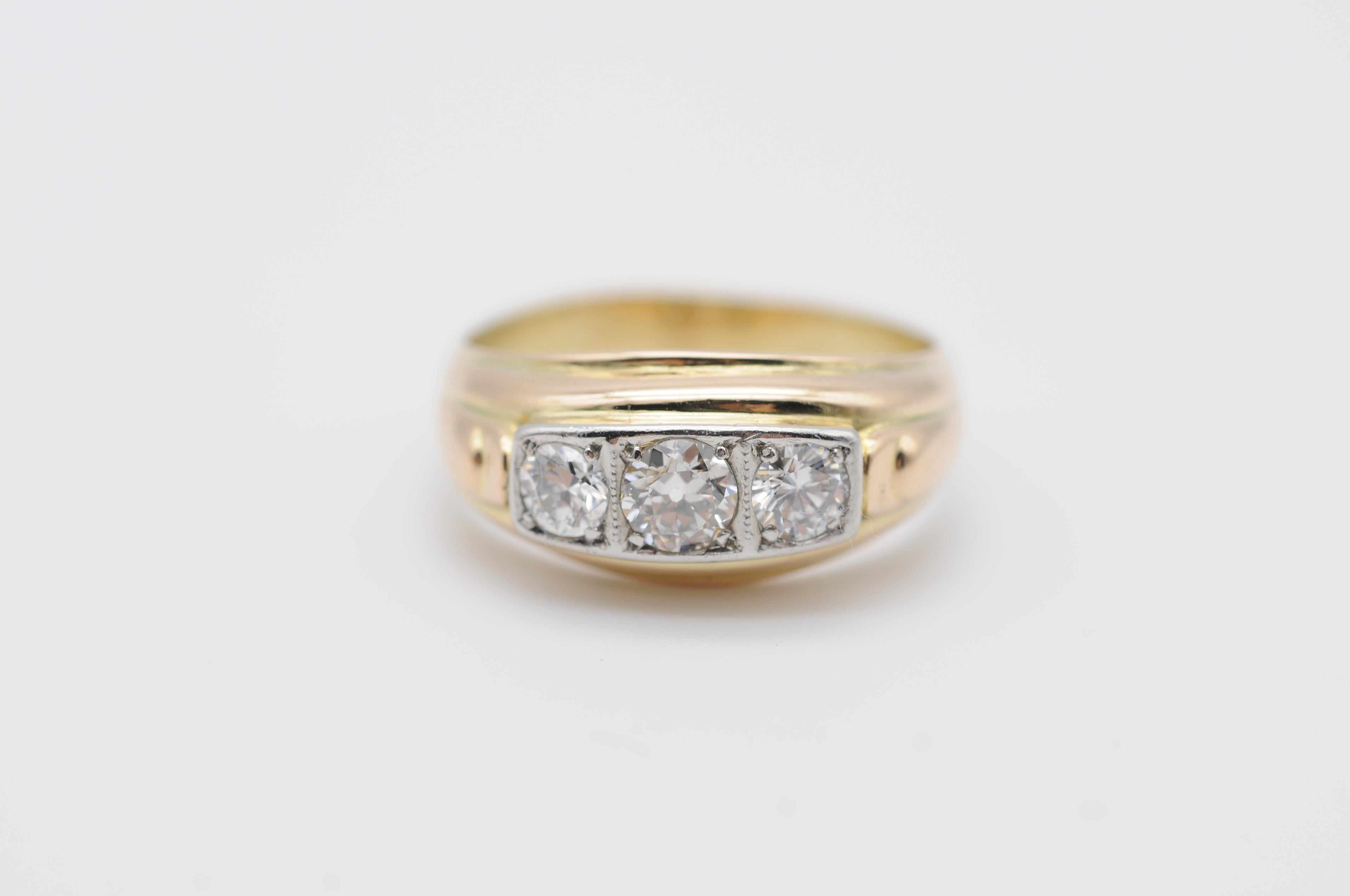 Genießen Sie die luxuriöse Schönheit dieses klassischen Diamantrings, der sorgfältig aus 14 Karat Gelbgold gefertigt wurde. Mit seinen drei atemberaubenden Diamanten mit einem Gesamtkaratgewicht von ca. 0,70 Karat strahlt dieser Ring Eleganz und