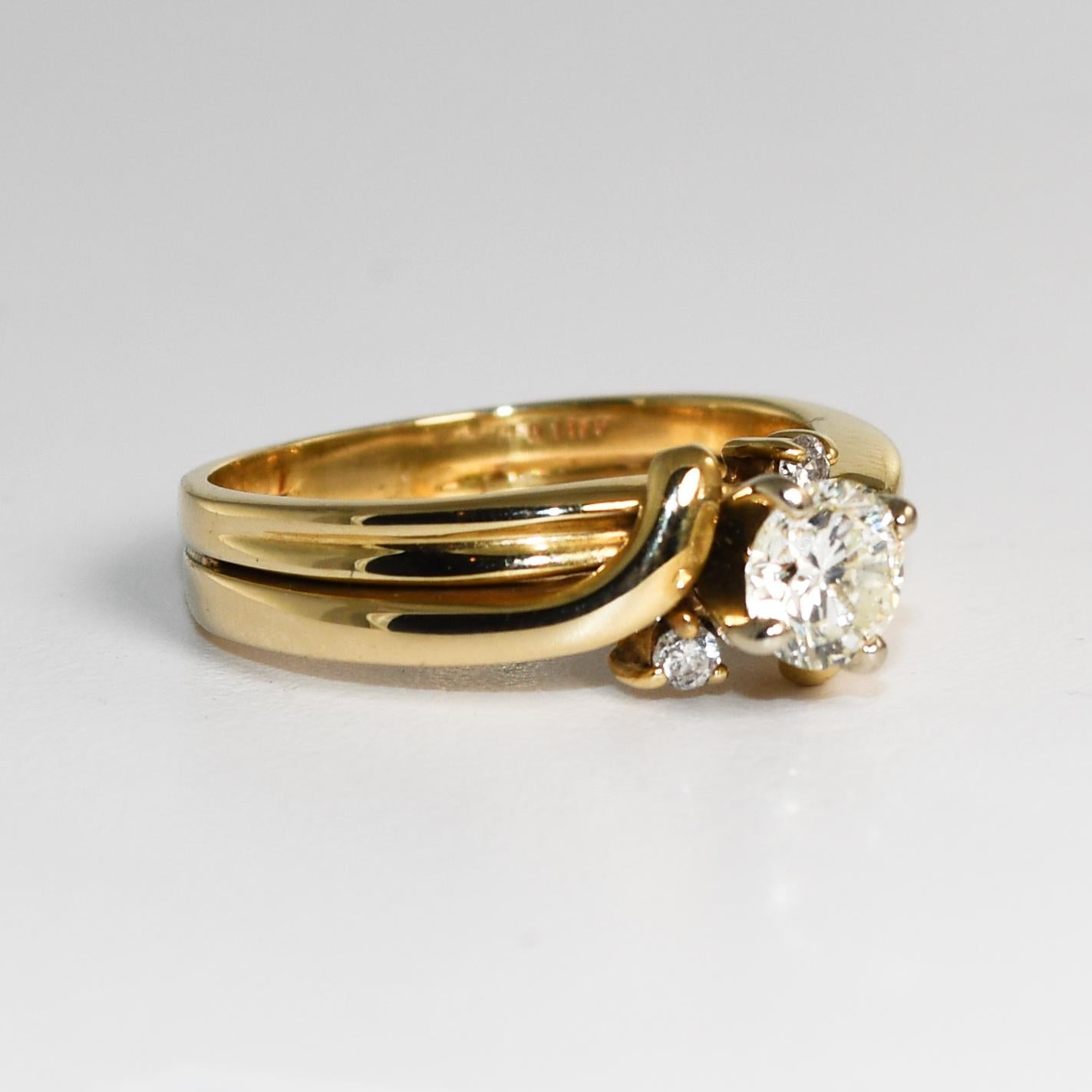Bague en or jaune 14K diamant, .47tcw rond brillant - Taille 5.75
La pierre centrale est de .45ct, taille Brilliante ronde, pureté SI1-SI2-, couleur J-K.
Deux petits diamants latéraux d'environ 0,01 à 0,015 ct.
Couleur J-K, pureté SI - poids total :