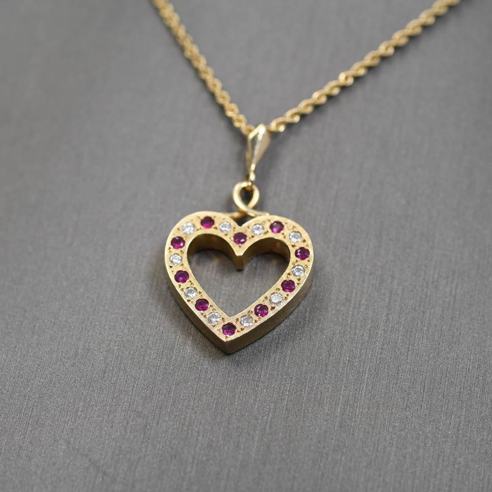 Taglio rotondo Collana con ciondolo a cuore in oro giallo 14k con diamanti e rubini, 9g in vendita