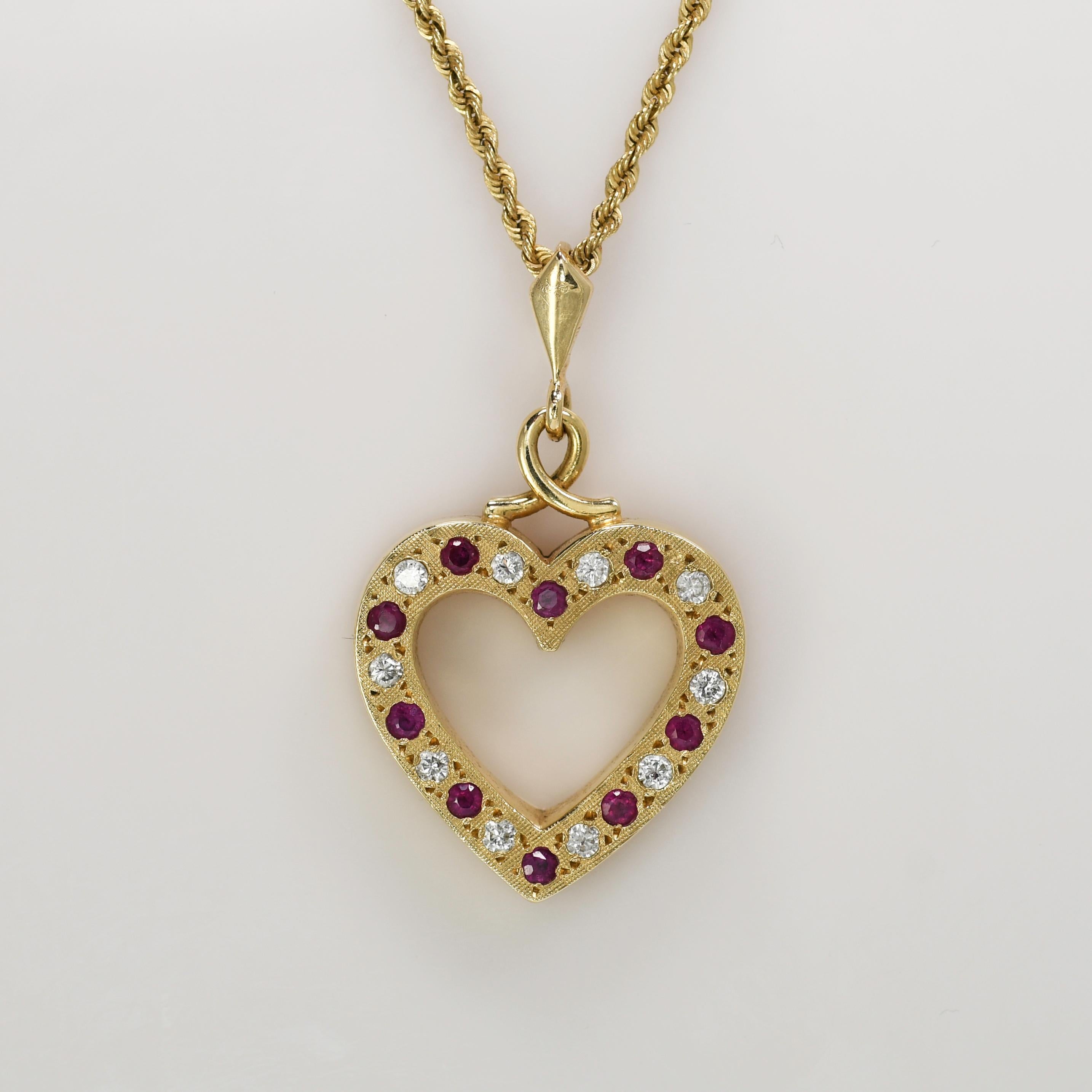 Donna Collana con ciondolo a cuore in oro giallo 14k con diamanti e rubini, 9g in vendita