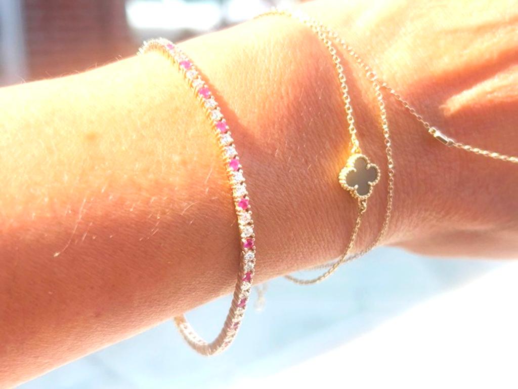 Dieses einzigartige Armband ist elegant und passt zu jeder Gelegenheit. Ein Rubin- und Diamant-Tennisarmband weckt Leidenschaft und ist ein Muss in Ihrer Schmucksammlung!

Diamanten & Rubine= 2,36 Karat 
Farbe= H/I
Klarheit= VS1-SI1
Metall= 14K