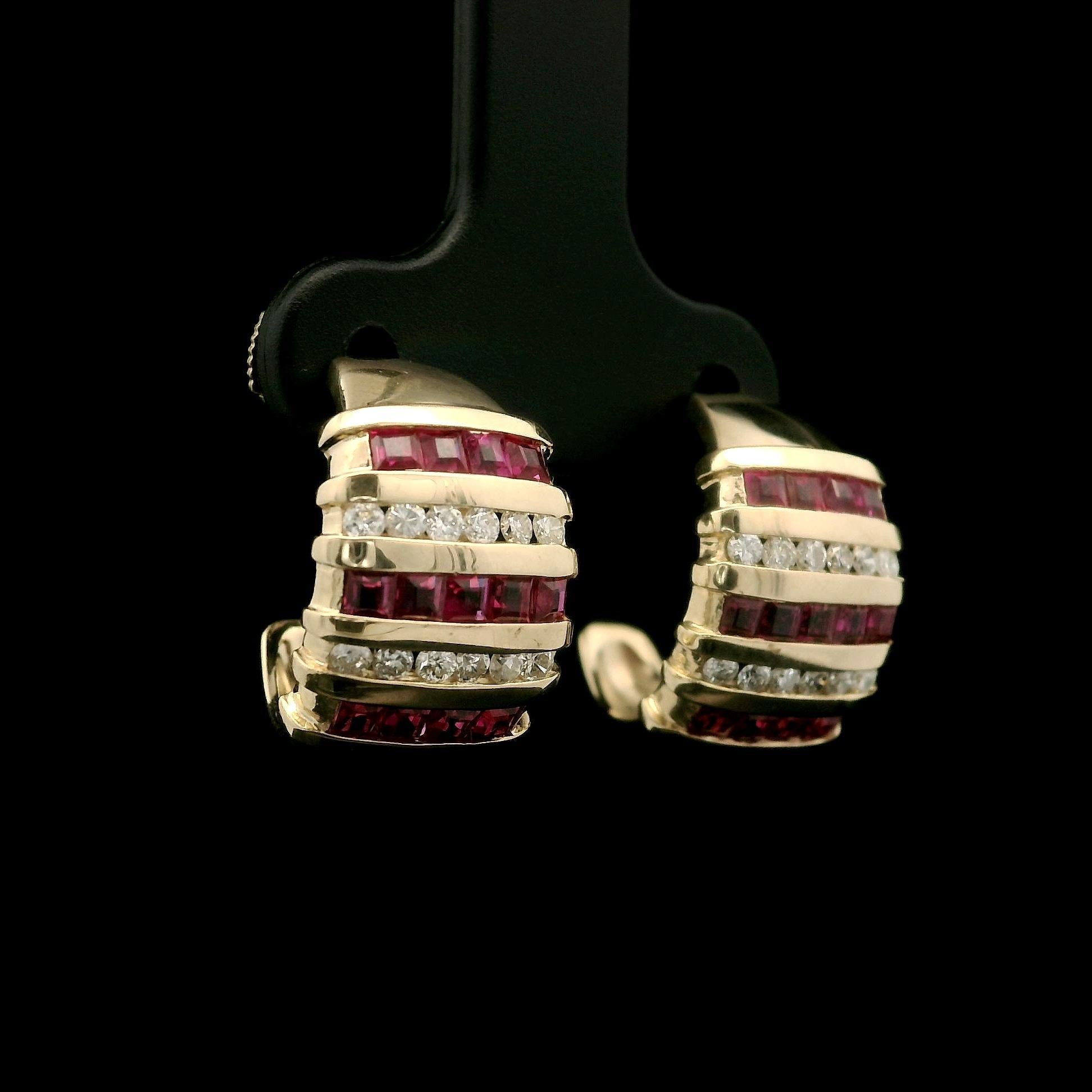 Taille brillant Boucles d'oreilles à large manchette en or jaune 14k avec diamants et rubis avec support La Poussette en vente