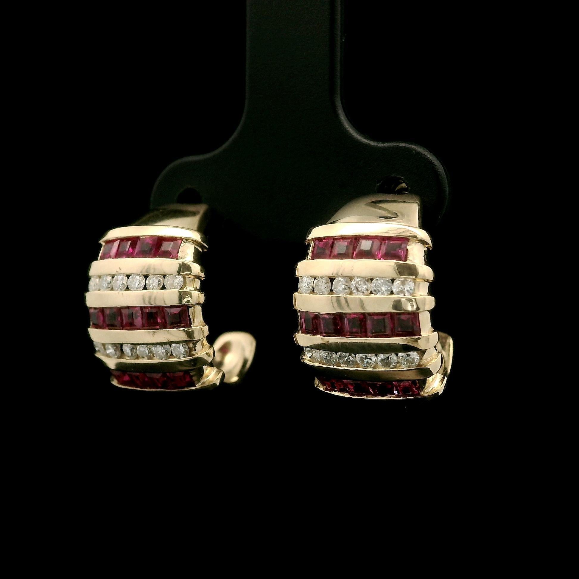 Boucles d'oreilles à large manchette en or jaune 14k avec diamants et rubis avec support La Poussette Excellent état - En vente à Montclair, NJ