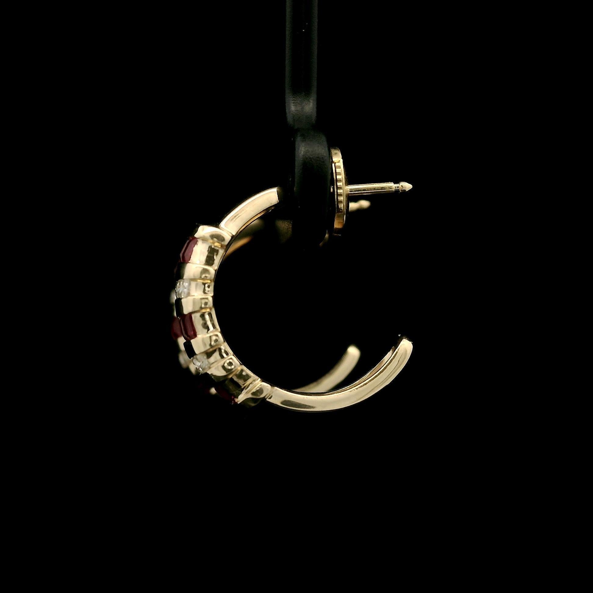 Boucles d'oreilles à large manchette en or jaune 14k avec diamants et rubis avec support La Poussette Pour femmes en vente