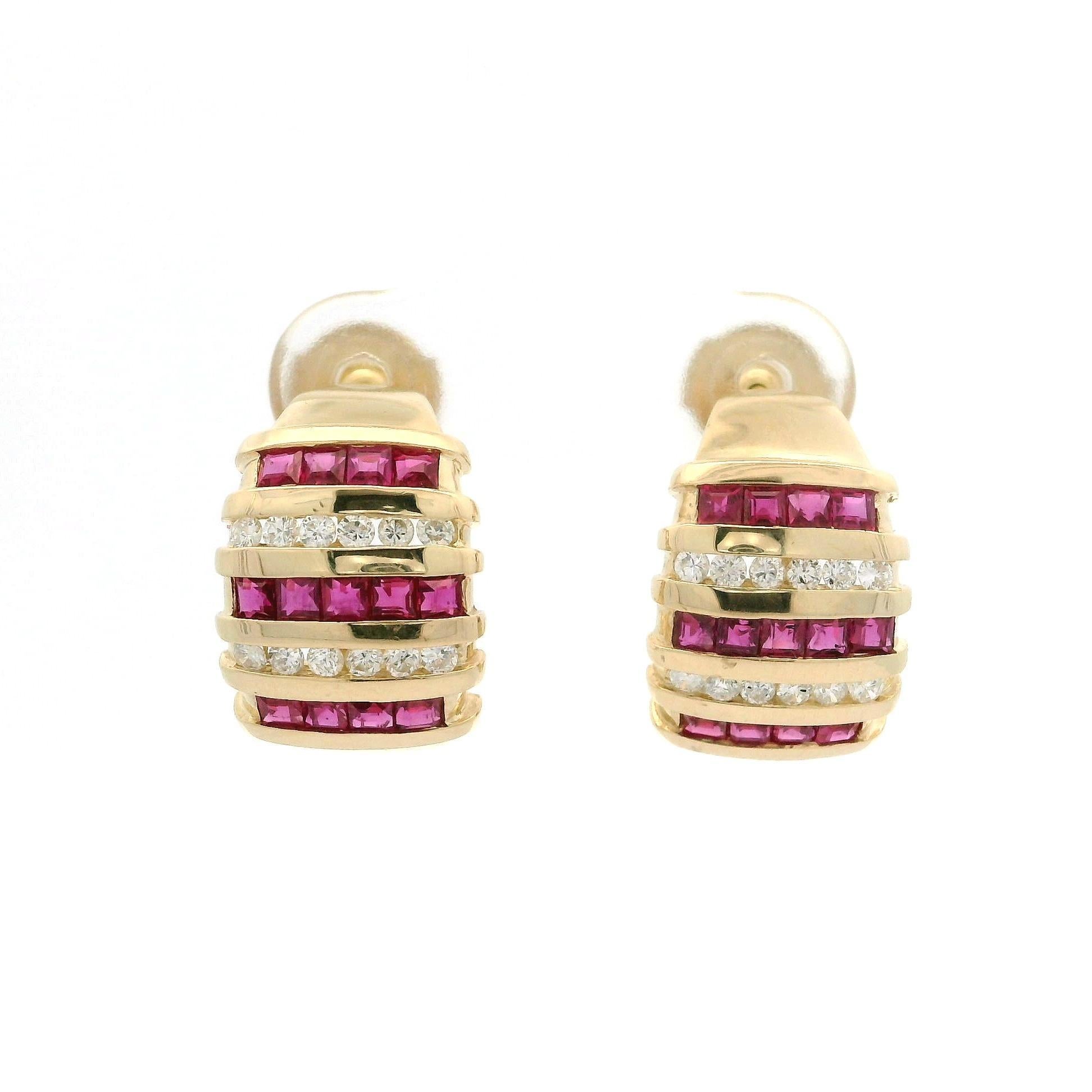 Boucles d'oreilles à large manchette en or jaune 14k avec diamants et rubis avec support La Poussette en vente 3