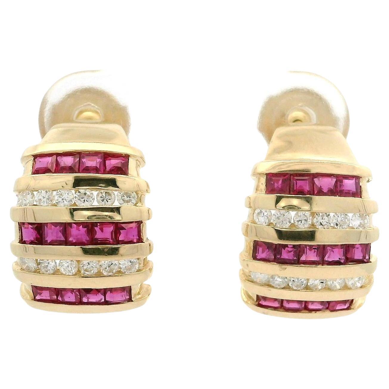 Boucles d'oreilles à large manchette en or jaune 14k avec diamants et rubis avec support La Poussette en vente