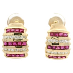 Boucles d'oreilles à large manchette en or jaune 14k avec diamants et rubis avec support La Poussette